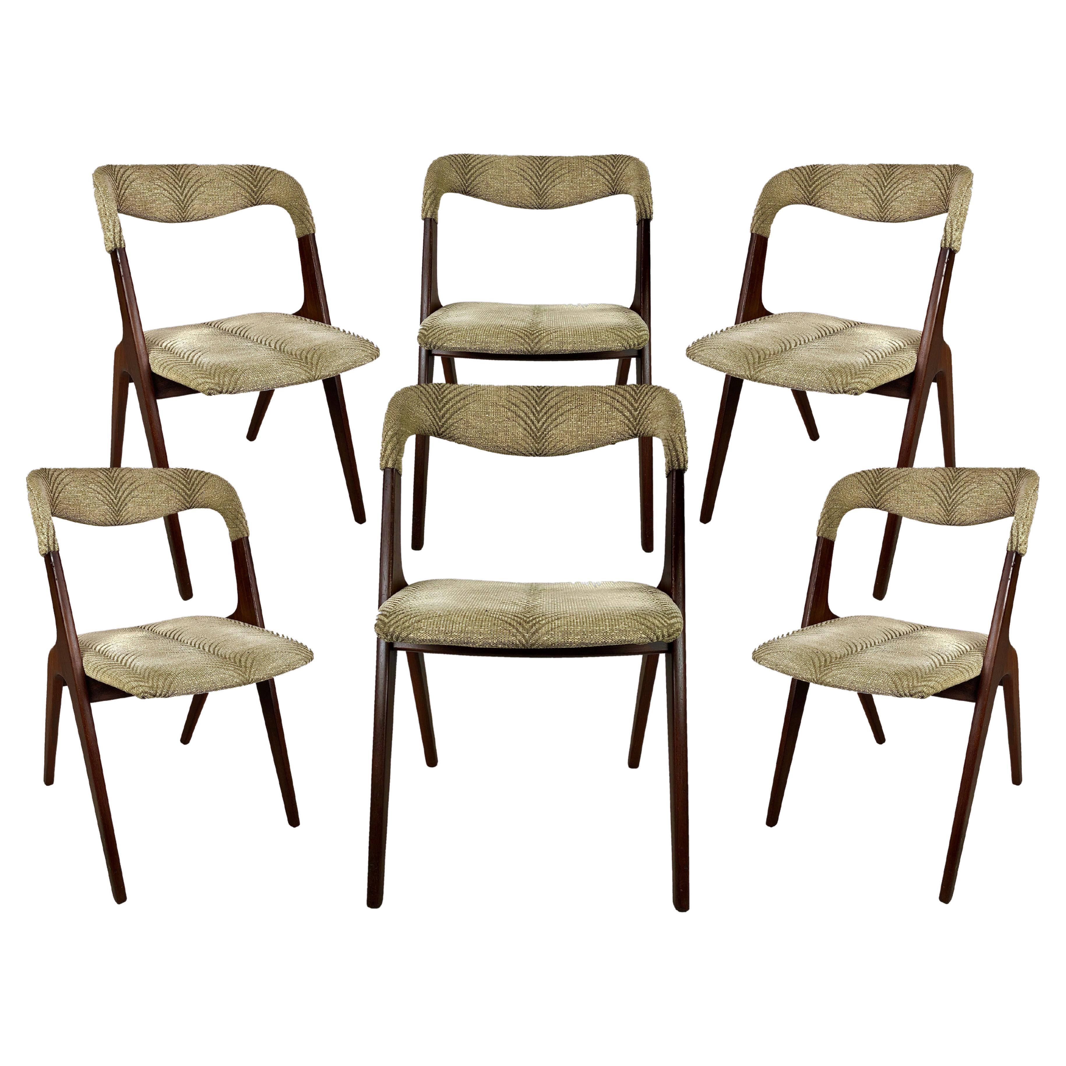 Six chaises de salle à manger en teck restaurées de Johannes Andersen, dont le rembourrage sur mesure est inclus en vente