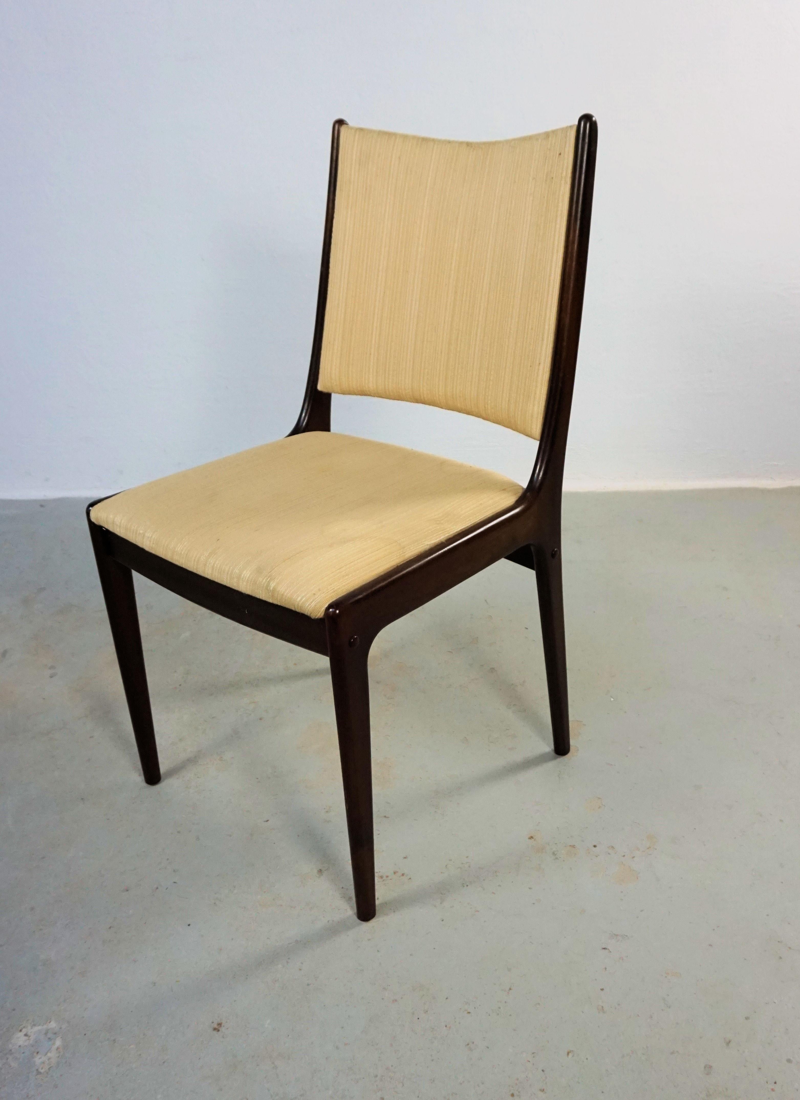 Danois Huit chaises de salle à manger en acajou de Johannes Andersen restaurées, dont le rembourrage est inclus en vente