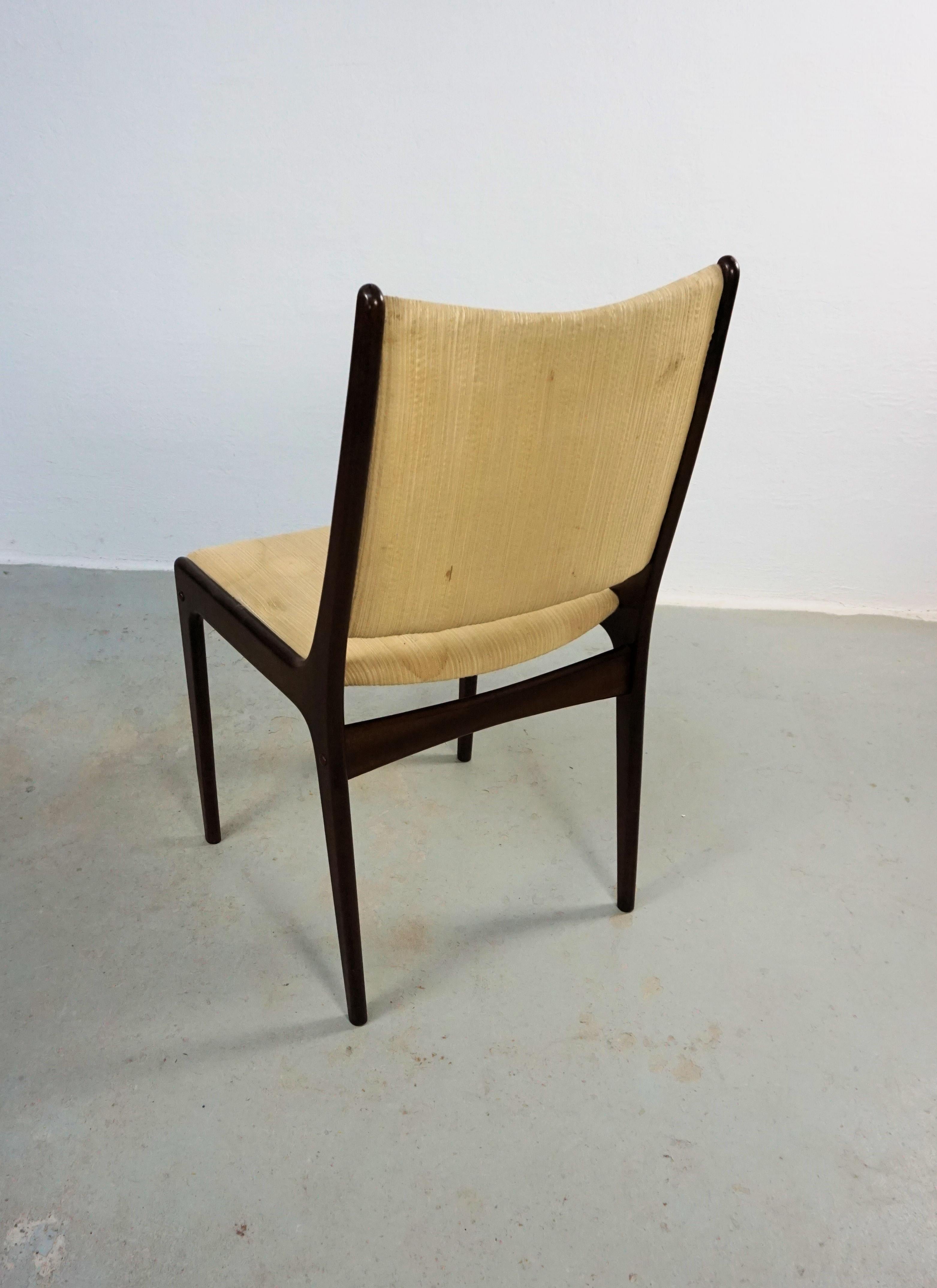 Acajou Huit chaises de salle à manger en acajou de Johannes Andersen restaurées, dont le rembourrage est inclus en vente