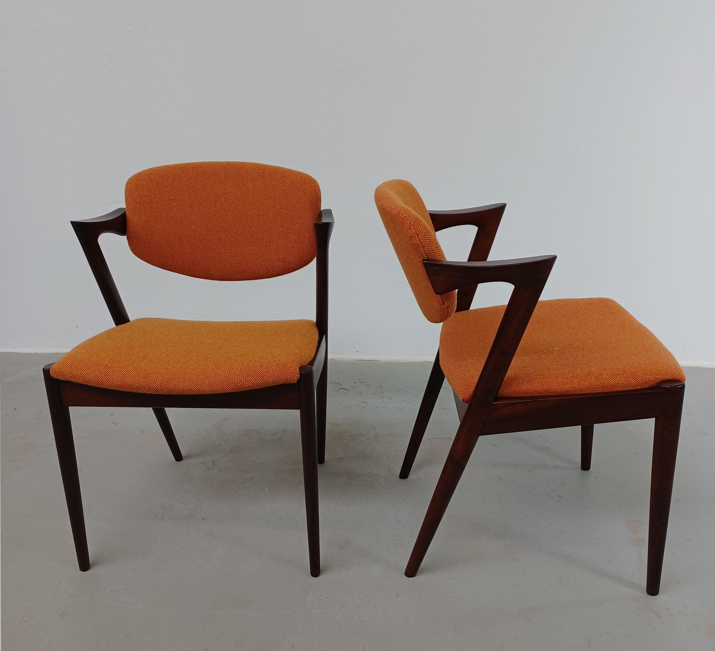 Acht restaurierte Kai Kristiansen-Esszimmerstühle aus Rosenholz, maßgefertigt gepolstert (Skandinavische Moderne) im Angebot