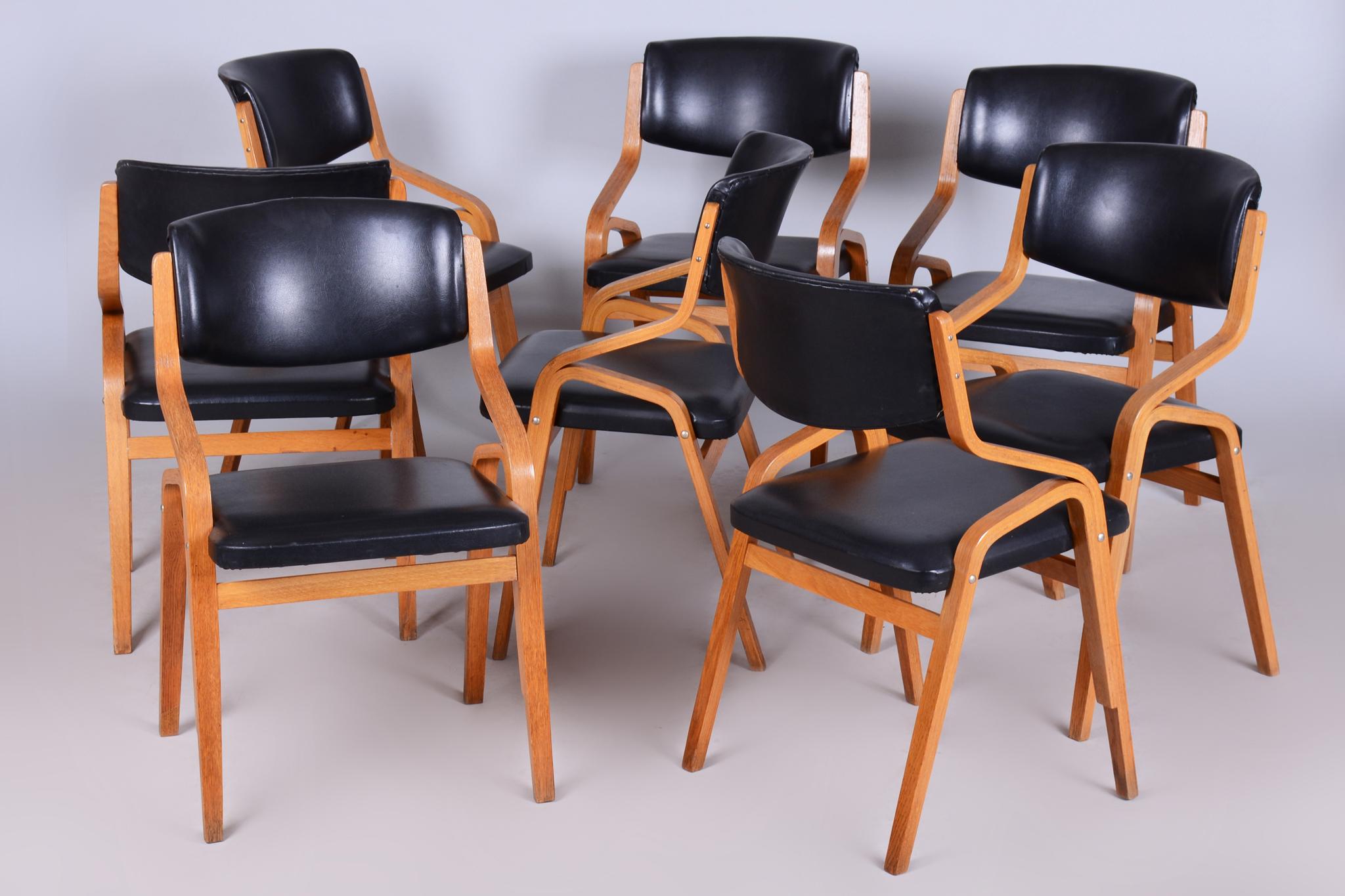Progettato dal famoso designer ceco di metà secolo Ludvik Volak. 

Prodotto da Drevopodnik Holesov, un marchio ceco fondato nel 1958. I mobili di Holešov venivano spesso utilizzati in edifici e strutture pubbliche come hotel, ambasciate, teatri e