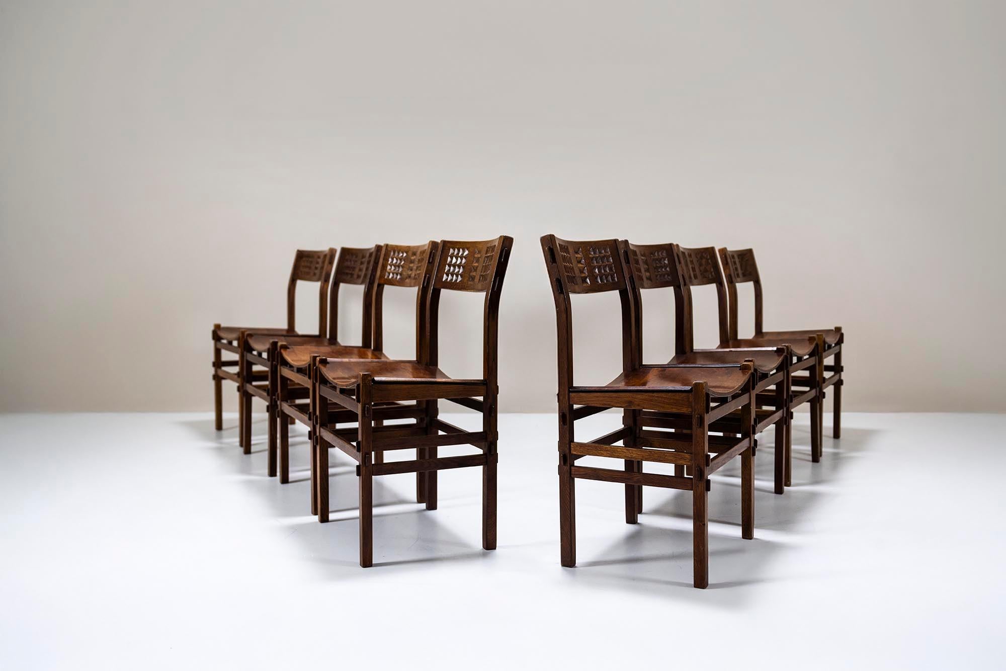 Mid-Century moderno Set di otto sedie da pranzo Rivadossi con schienale intagliato in Oak Oak in vendita