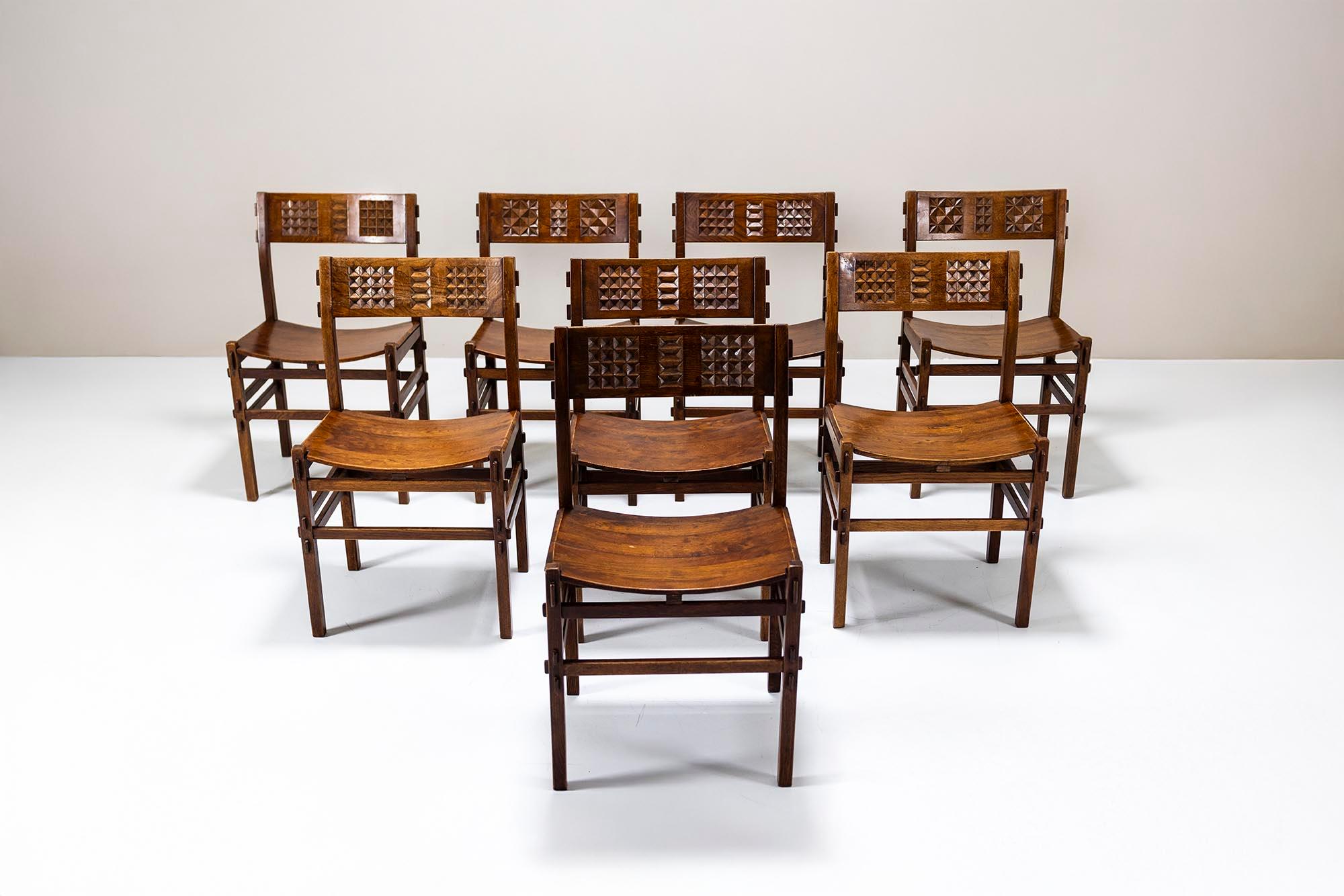 Italiano Set di otto sedie da pranzo Rivadossi con schienale intagliato in Oak Oak in vendita