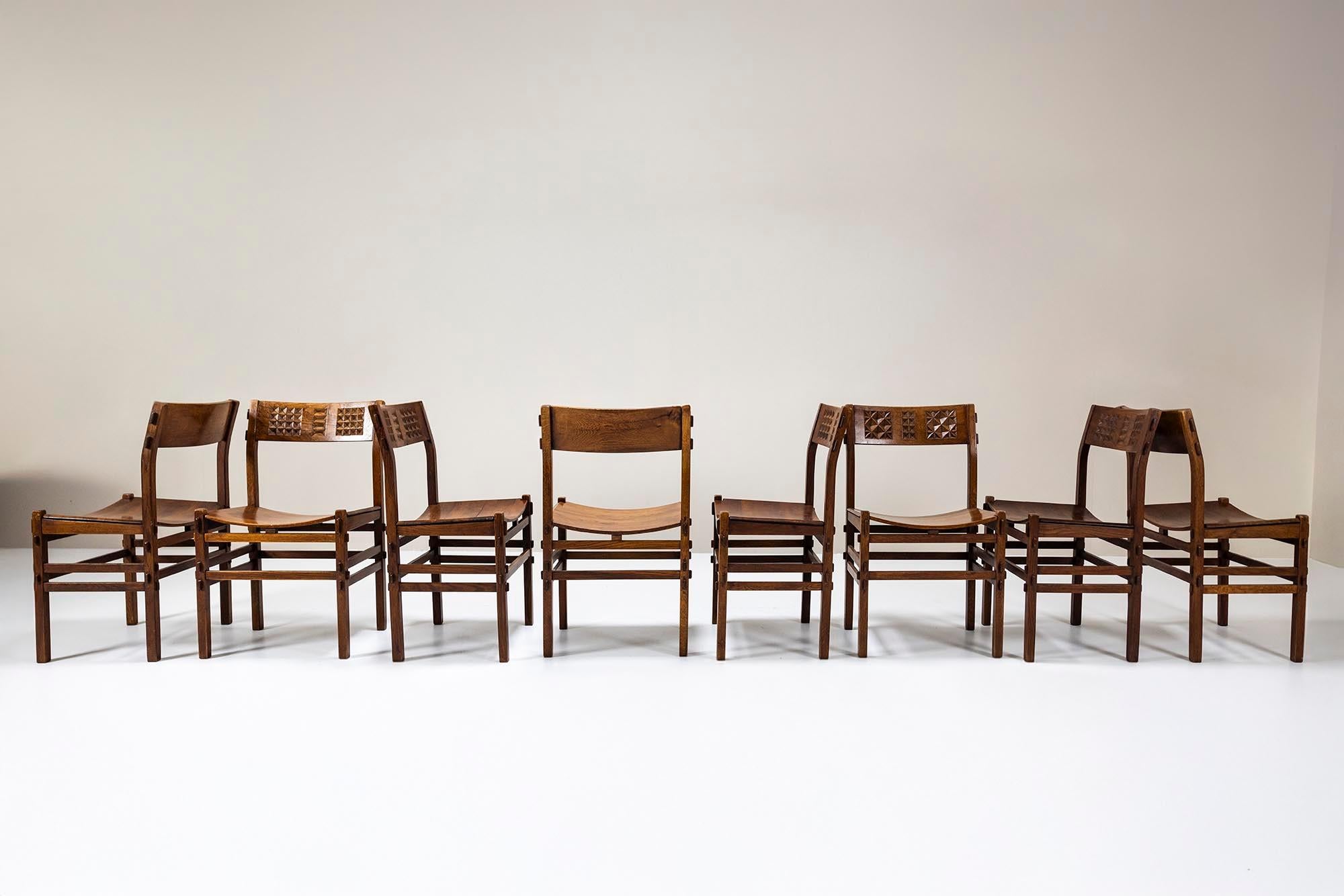 Set di otto sedie da pranzo Rivadossi con schienale intagliato in Oak Oak In condizioni buone in vendita a Hellouw, NL