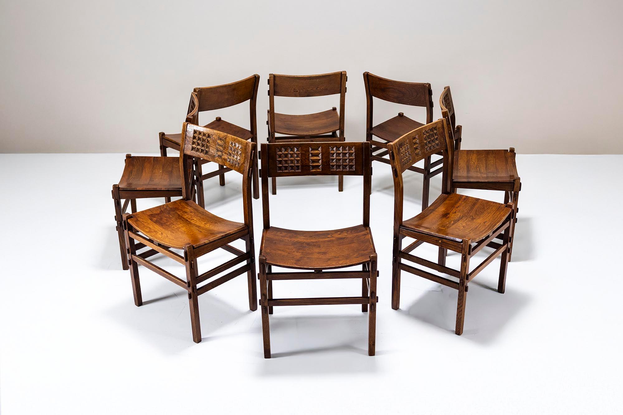 Fine XX secolo Set di otto sedie da pranzo Rivadossi con schienale intagliato in Oak Oak in vendita