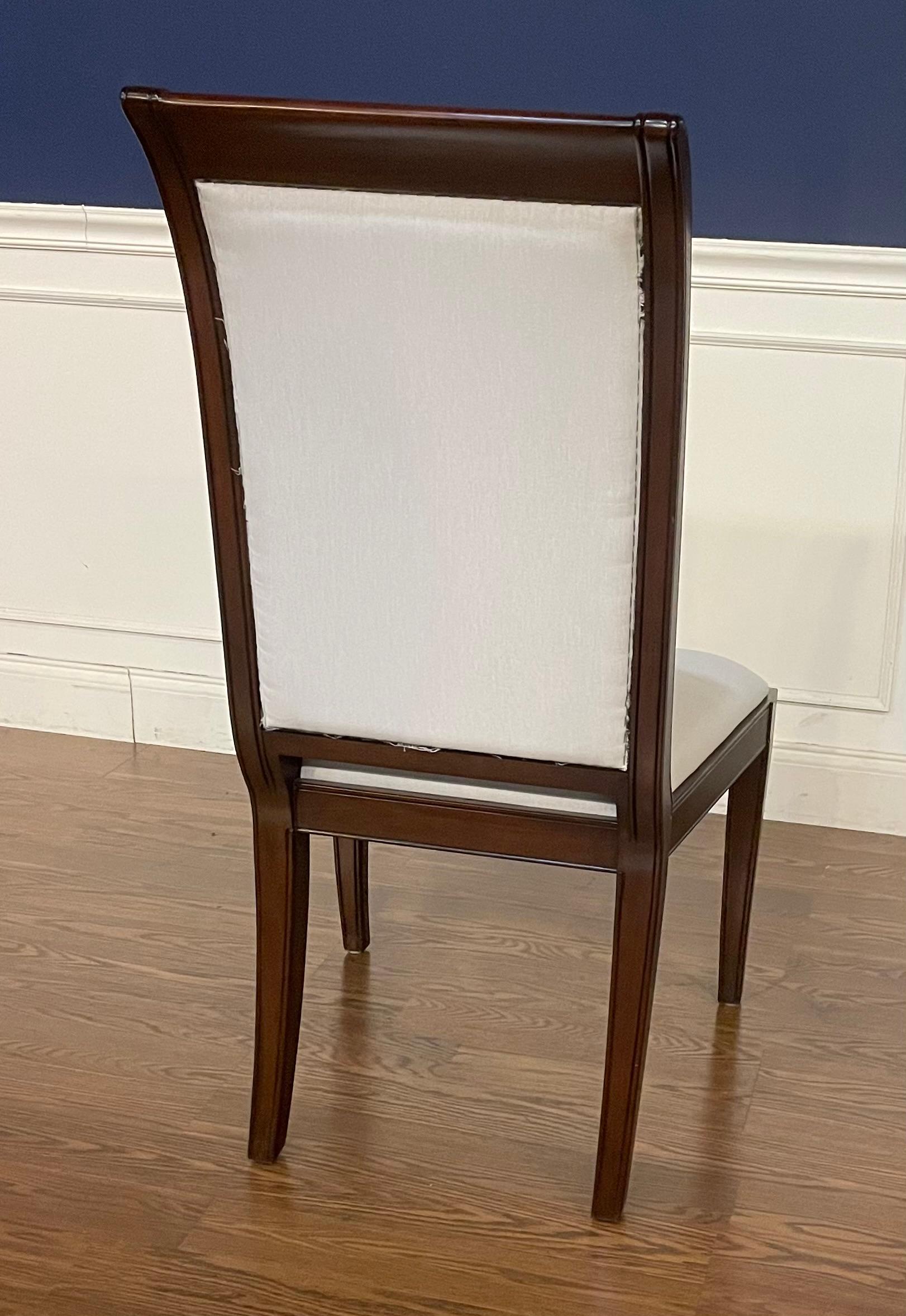Ensemble de huit chaises à pieds sabres de Leighton Hall - Échantillons d'exposition en vente 3