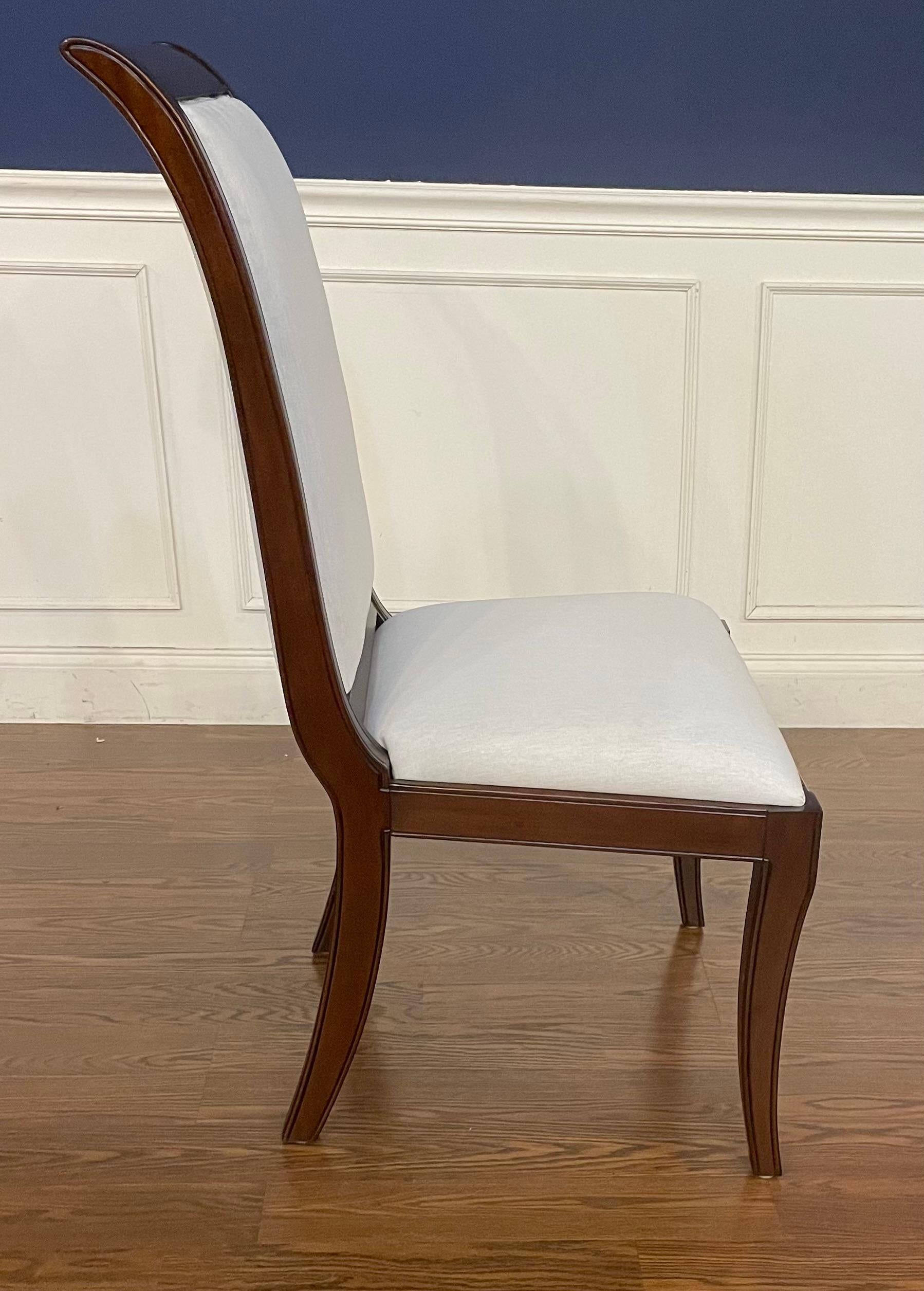 Ensemble de huit chaises à pieds sabres de Leighton Hall - Échantillons d'exposition en vente 4