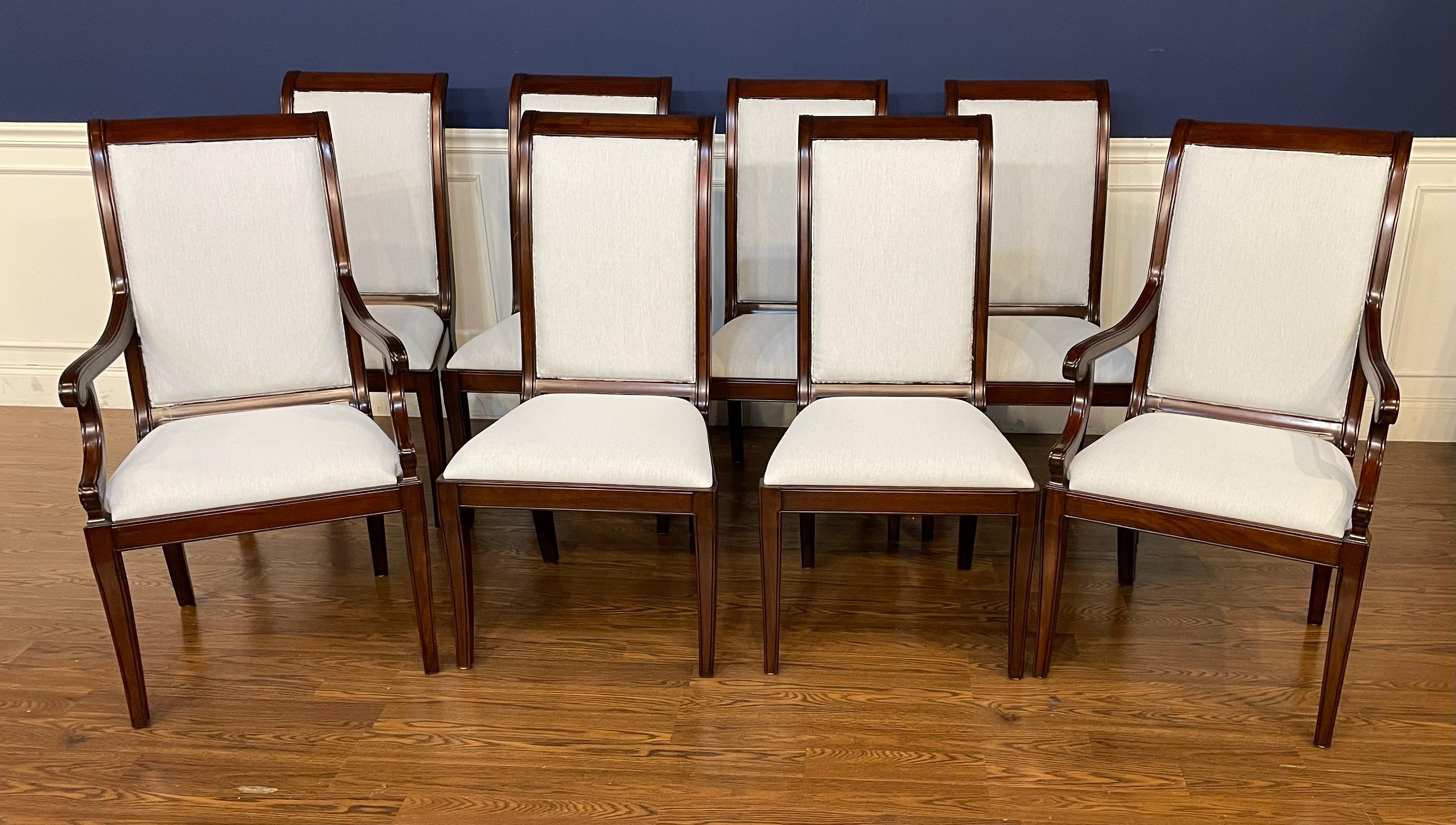 Il s'agit d'un ensemble de huit chaises de salle à manger en acajou à pieds sabres, de Leighton Hall.  Il y a deux bras et six côtés.  Ces chaises à pieds Sabre (LH-1086) ont un design transitionnel avec leurs lignes épurées qui s'accordent bien