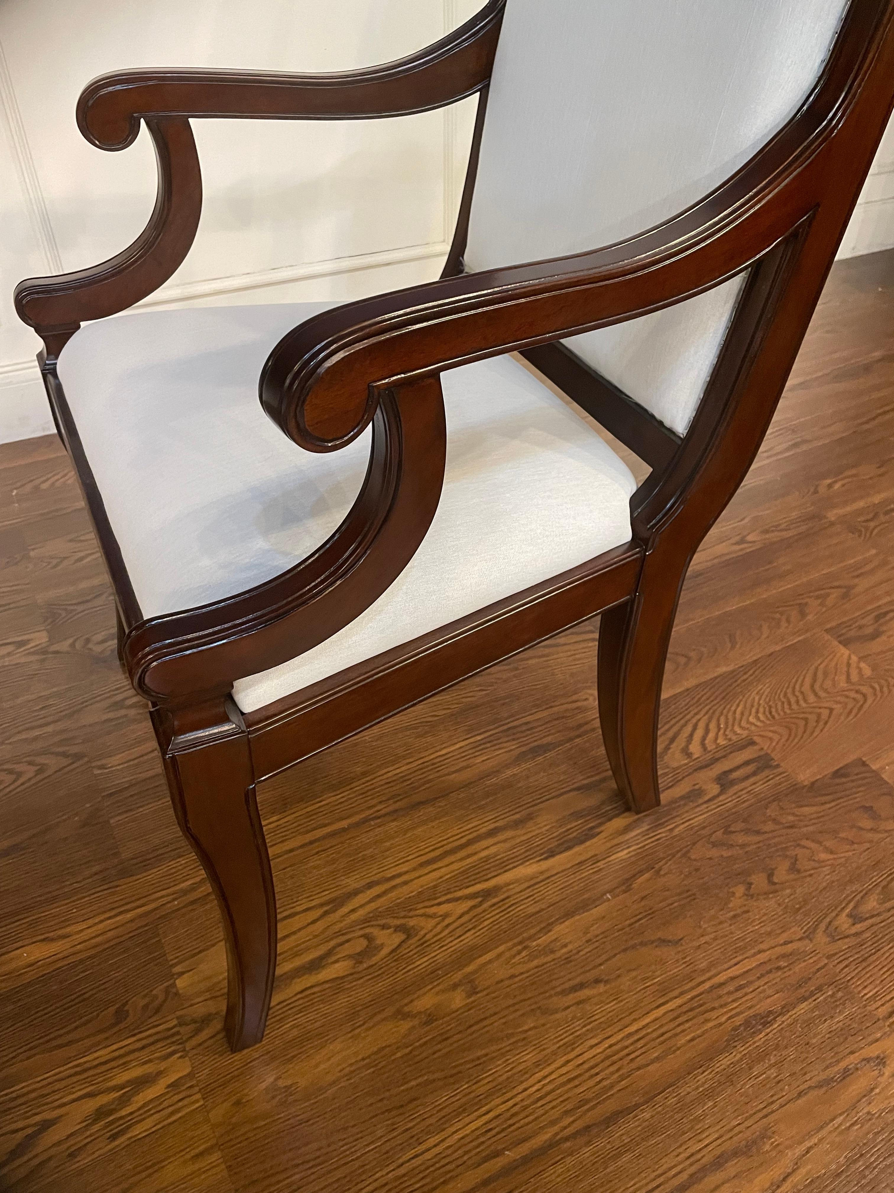 Moderne Ensemble de huit chaises à pieds sabres de Leighton Hall - Échantillons d'exposition en vente