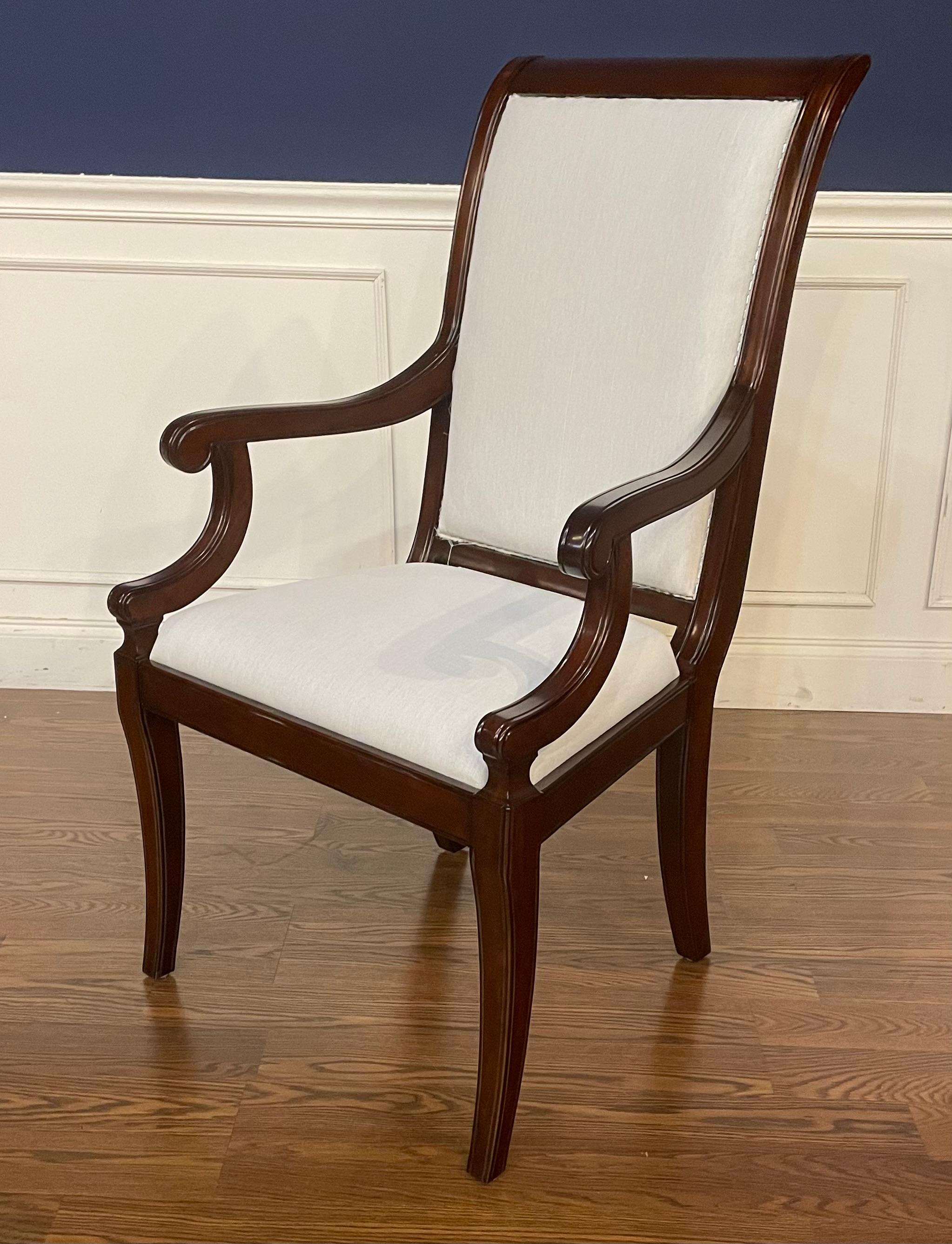 Ensemble de huit chaises à pieds sabres de Leighton Hall - Échantillons d'exposition Bon état - En vente à Suwanee, GA