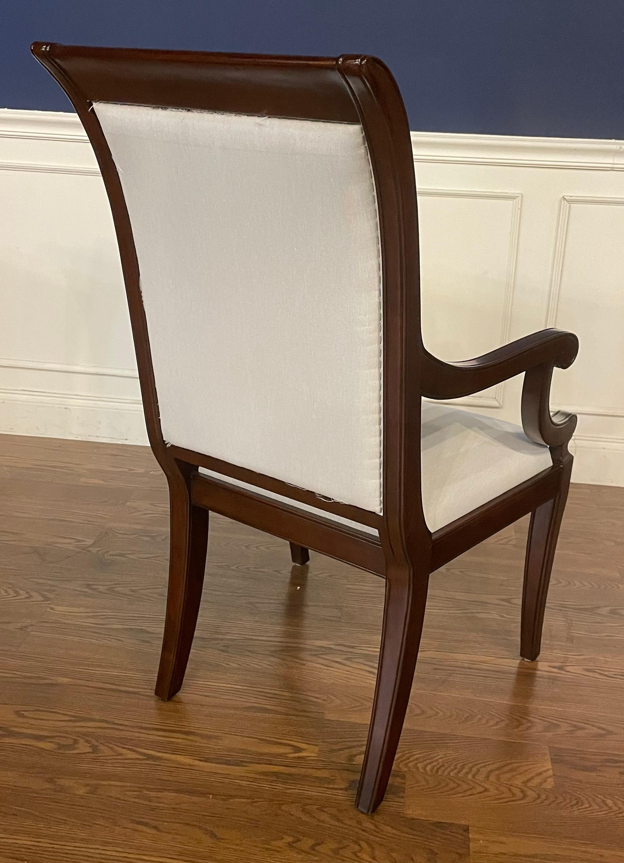 Ensemble de huit chaises à pieds sabres de Leighton Hall - Échantillons d'exposition en vente 2