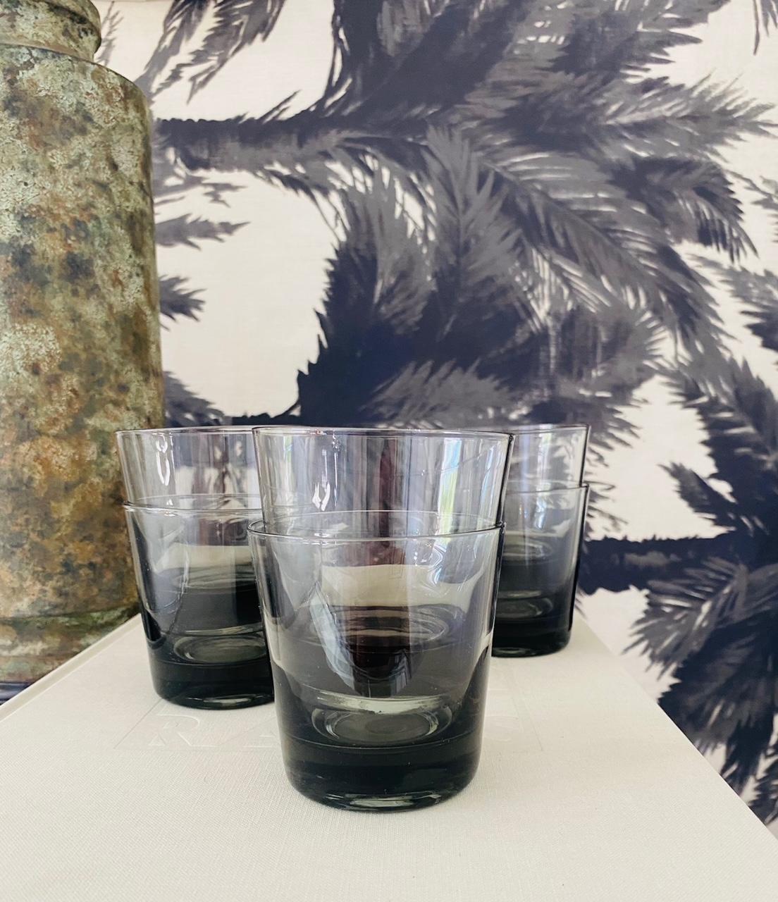 Ensemble de huit verres à cocktail gris fumé de style scandinave moderne, vers les années 1960 en vente 1