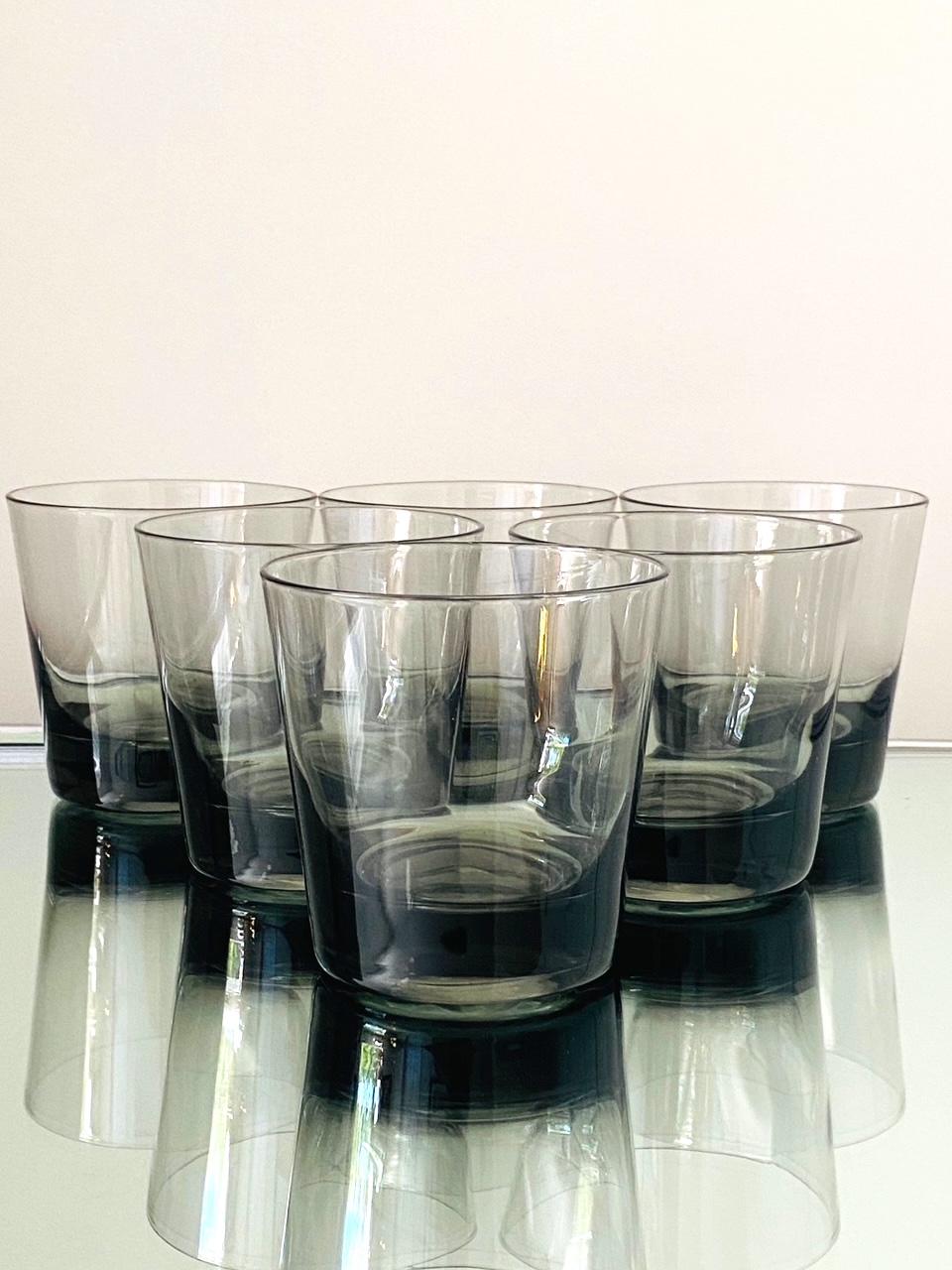 Ensemble de huit verres à cocktail gris fumé de style scandinave moderne, vers les années 1960 en vente 2