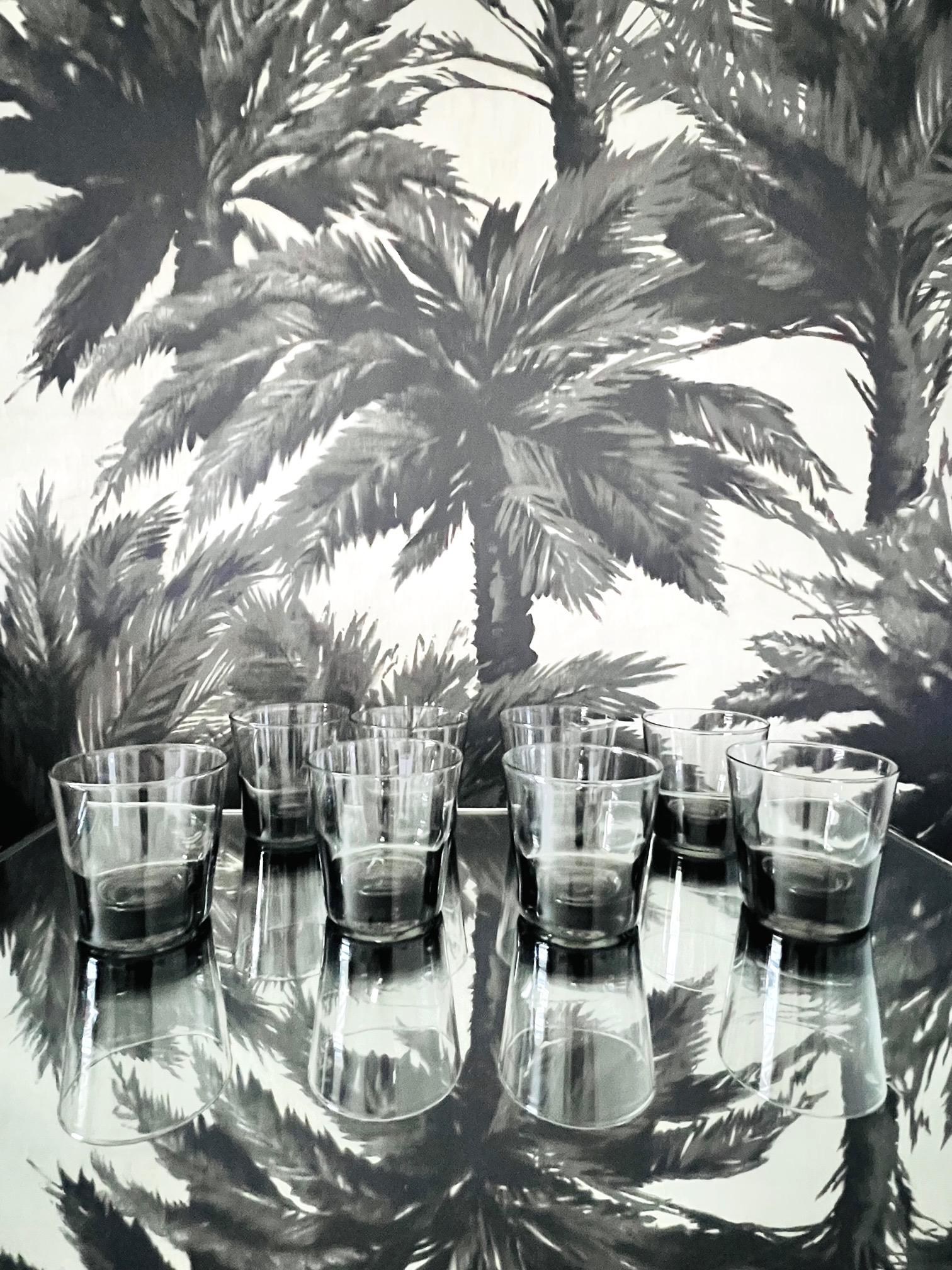 Ensemble de huit verres à cocktail gris fumé de style scandinave moderne, vers les années 1960 en vente 3