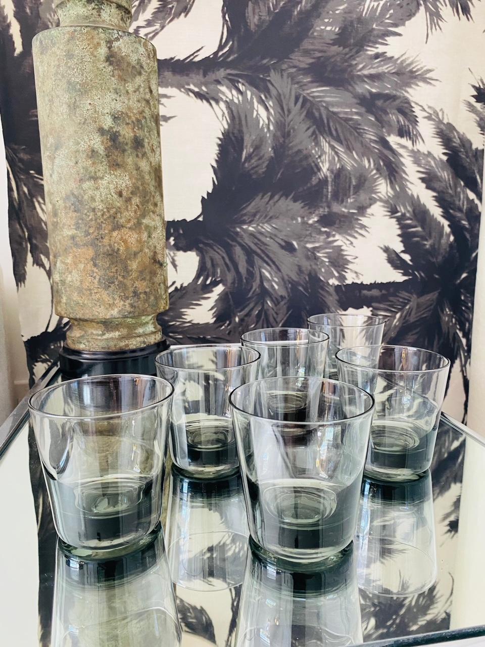 Scandinave moderne Ensemble de huit verres à cocktail gris fumé de style scandinave moderne, vers les années 1960 en vente