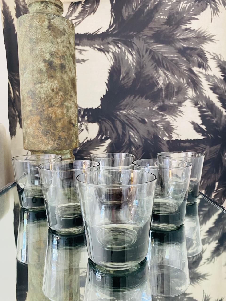 Danois Ensemble de huit verres à cocktail gris fumé de style scandinave moderne, vers les années 1960 en vente