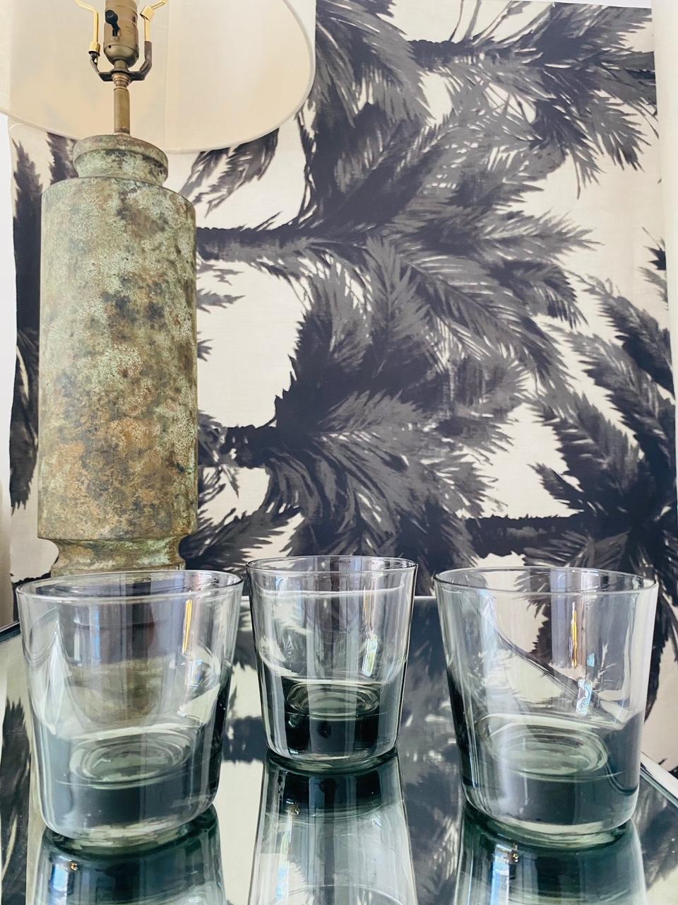 Fait main Ensemble de huit verres à cocktail gris fumé de style scandinave moderne, vers les années 1960 en vente