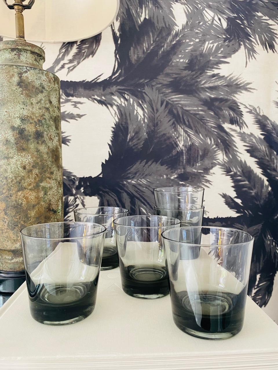Verre brun Ensemble de huit verres à cocktail gris fumé de style scandinave moderne, vers les années 1960 en vente