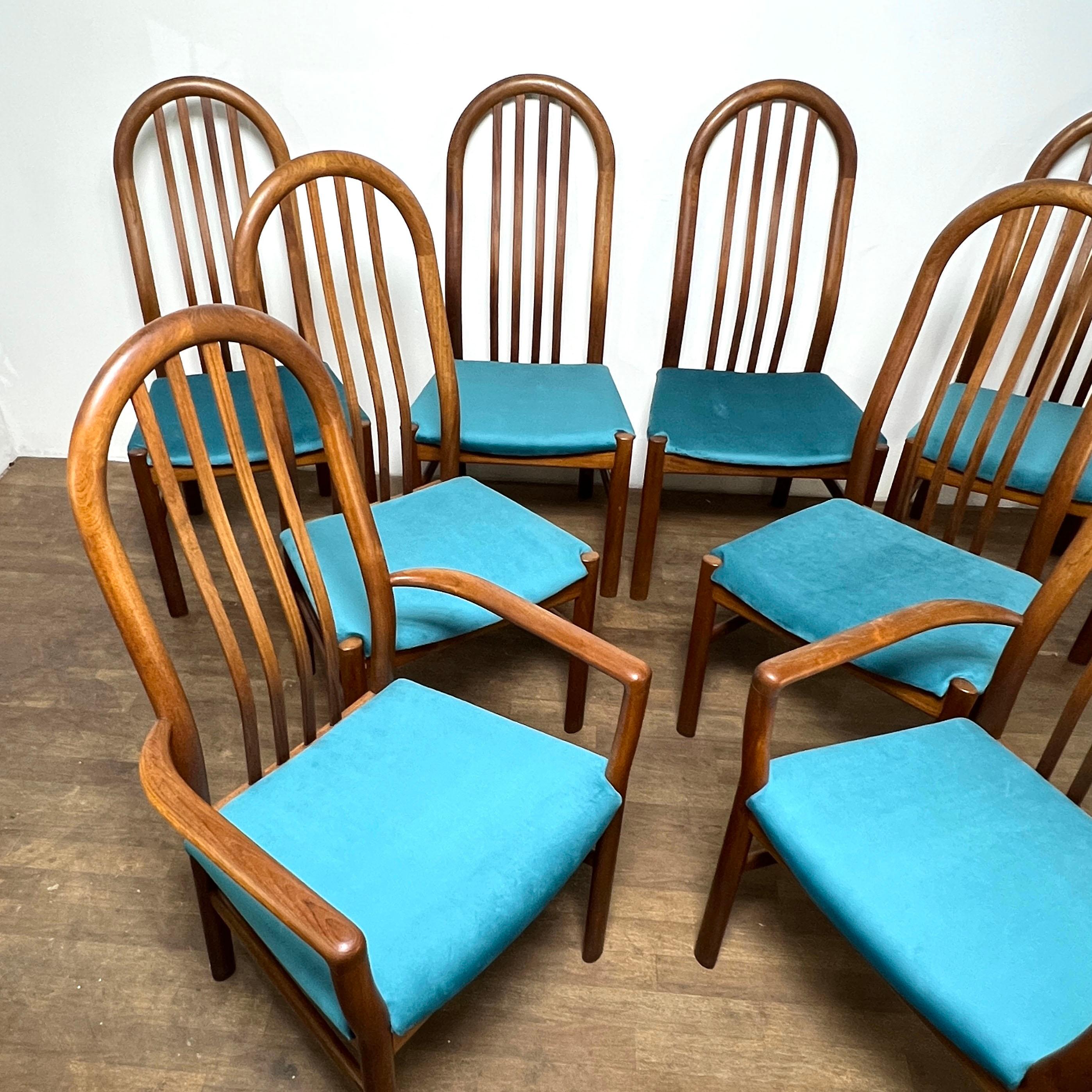 Ensemble de huit chaises de salle à manger en teck danois à haut dossier, datant des années 1970, par Schou Andersen, comprenant deux chaises à accoudoir et six chaises d'appoint.

Les fauteuils mesurent : 22