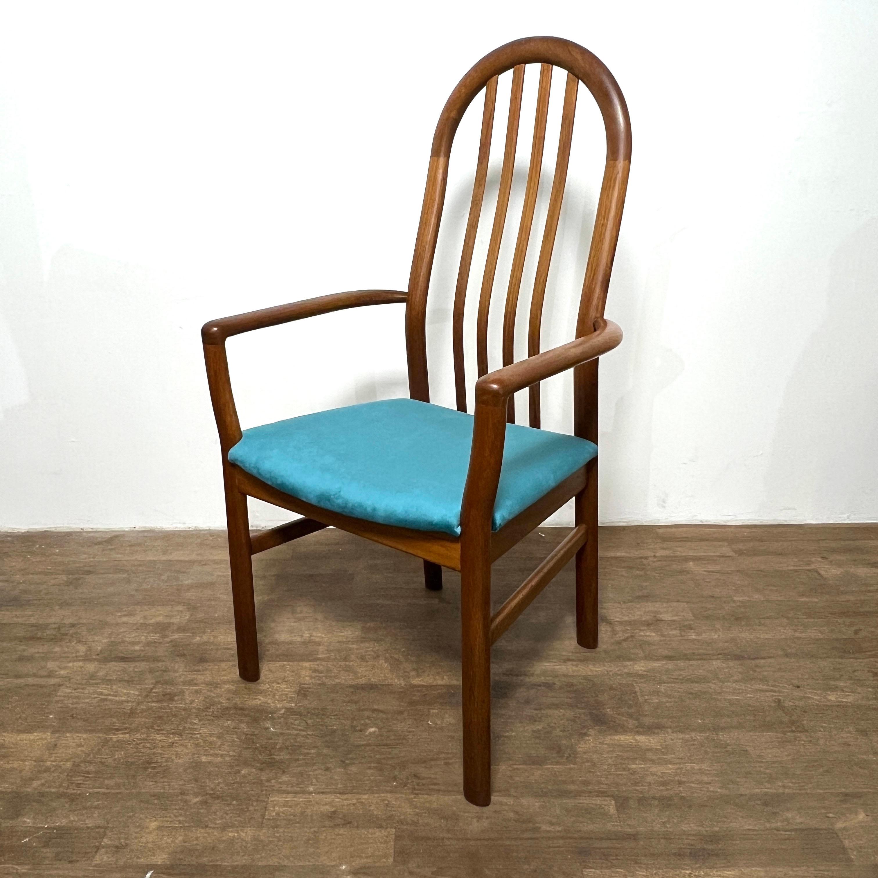 Ensemble de huit chaises de salle à manger à dossier haut en teck danois Schou Andersen Circa 1970 en vente 1