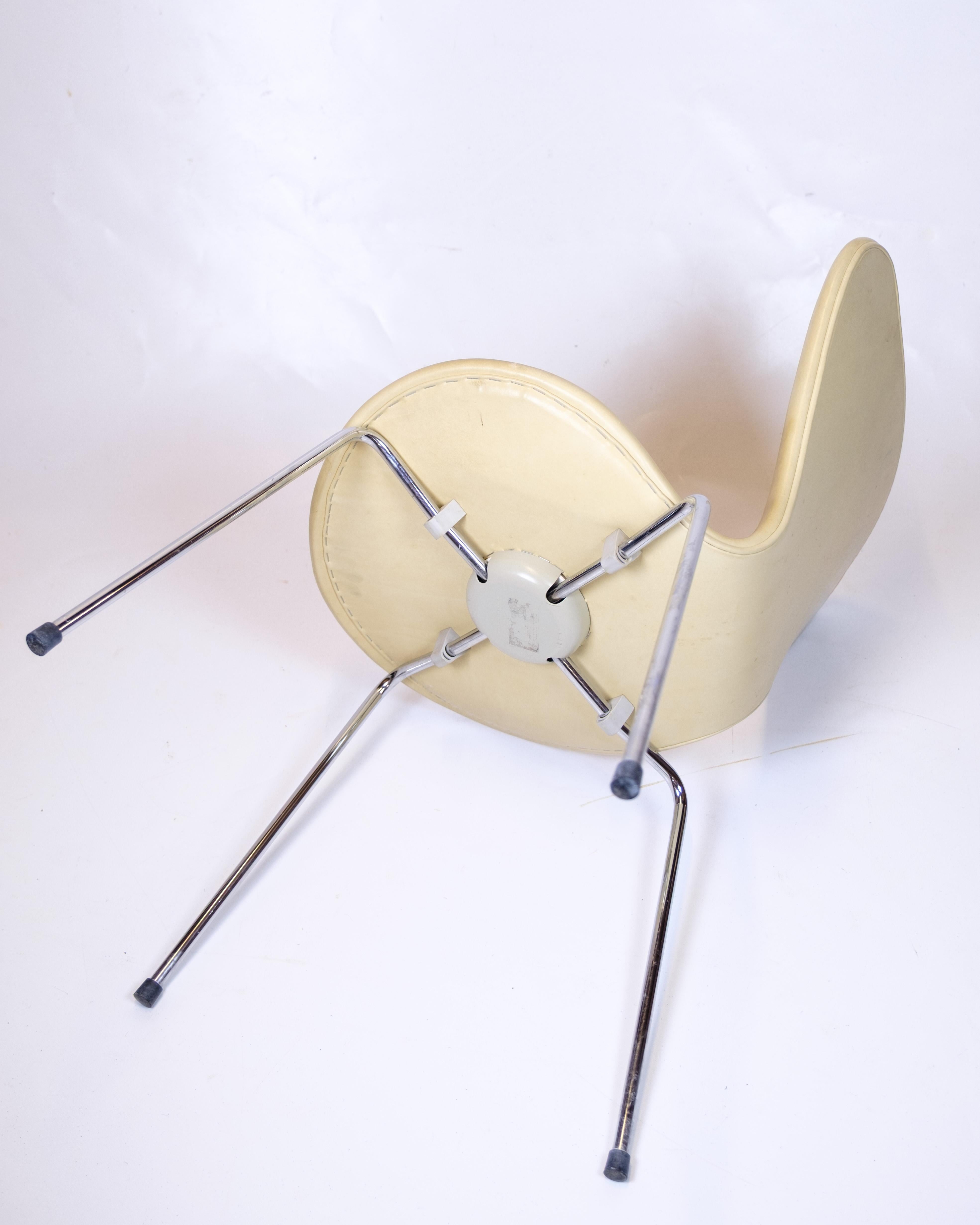 Set Of Eight Series Seven Chairs Model 3107 In Natural Leather By Arne Jacobsen For Sale 5