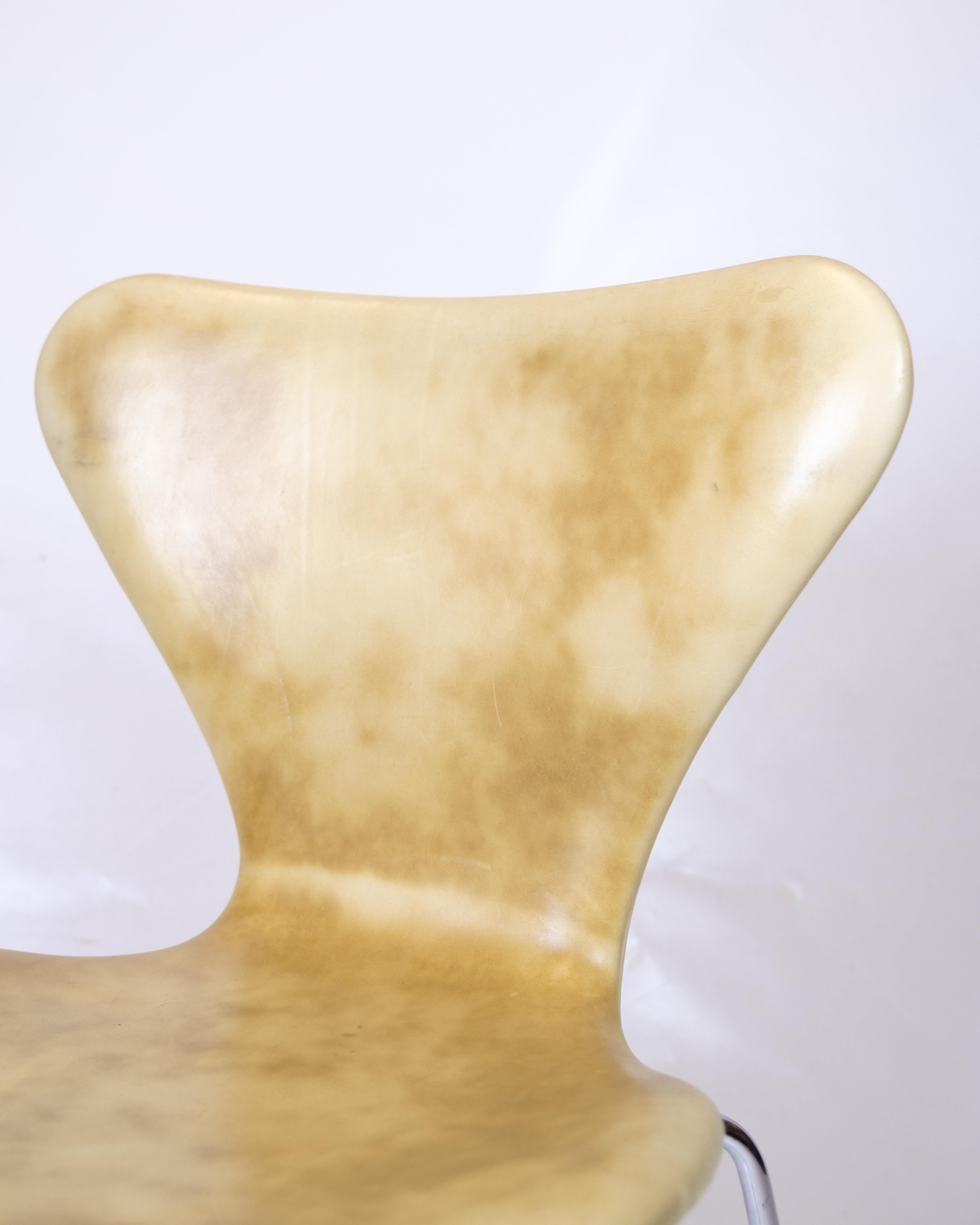 Mid-20th Century Set Of Eight Series Seven Chairs Model 3107 In Natural Leather By Arne Jacobsen For Sale
