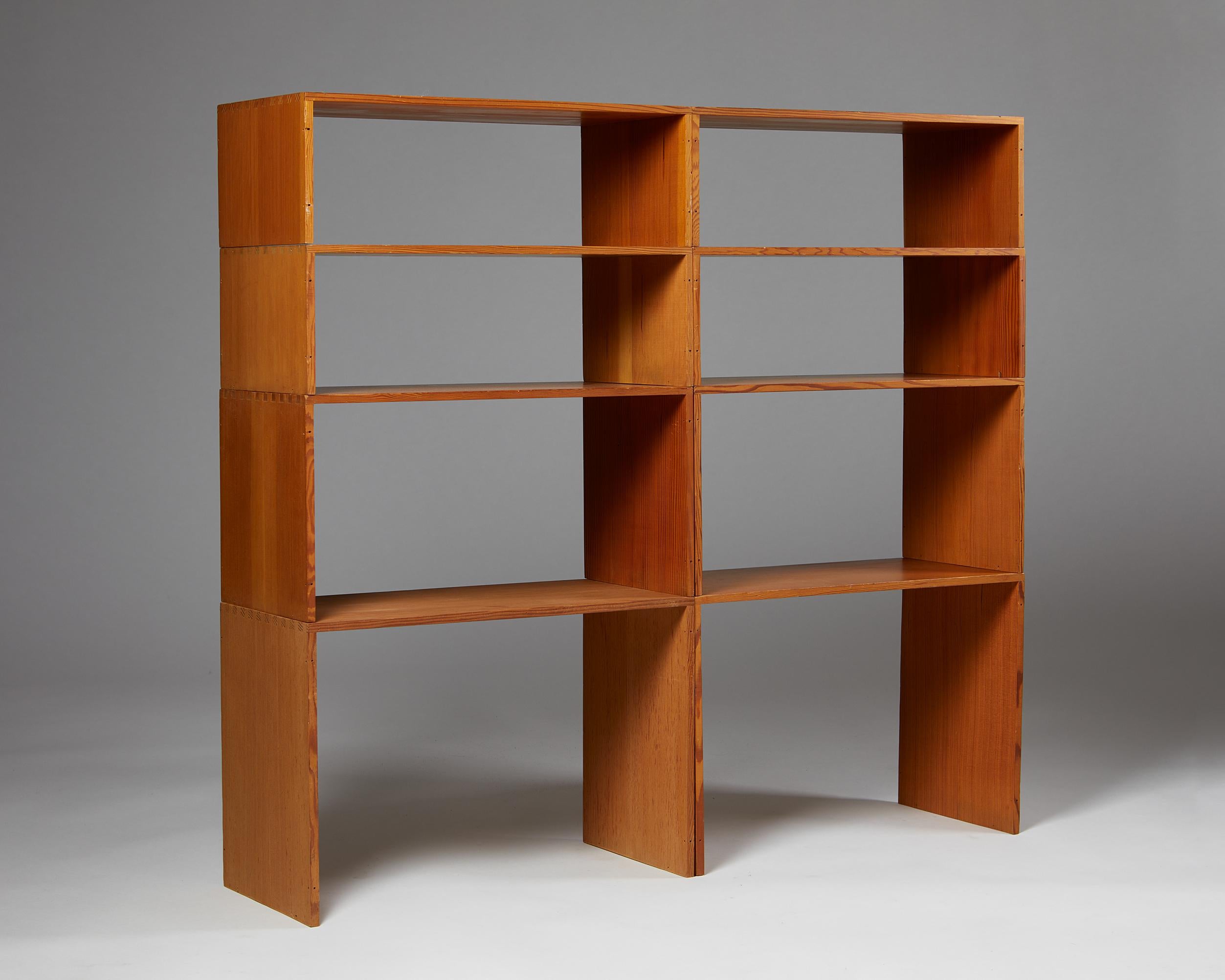 Set of eight shelves, anonymous,
Denmark. 1960s.
Oregon Pine.

Stackable.

Measures: 4x small
H: 18 cm / 7