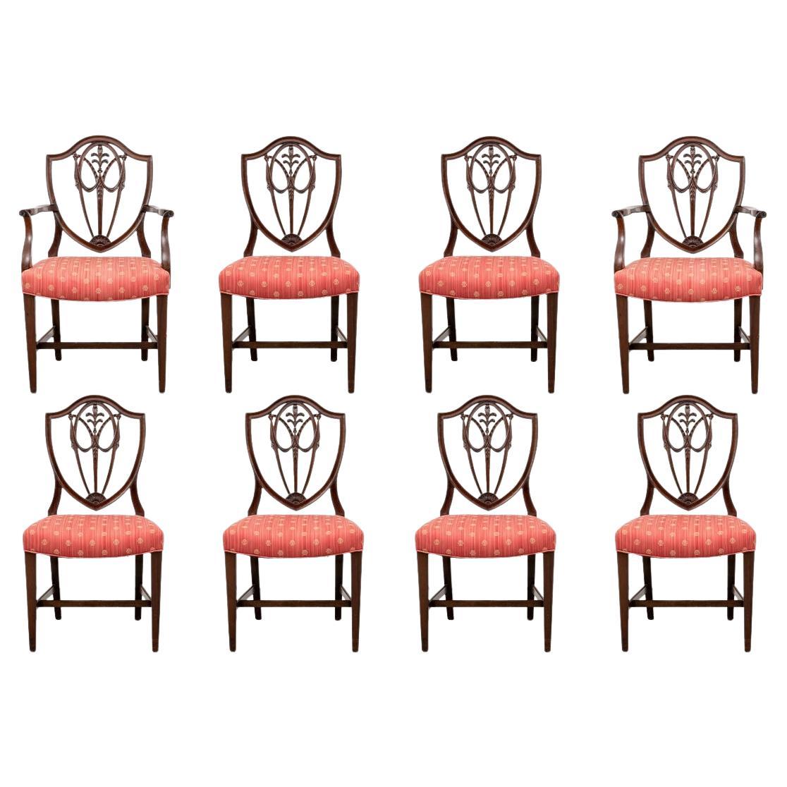 Satz von acht geschnitzten Esszimmerstühlen mit Schilfrohrrückenlehne im Sheraton-Stil