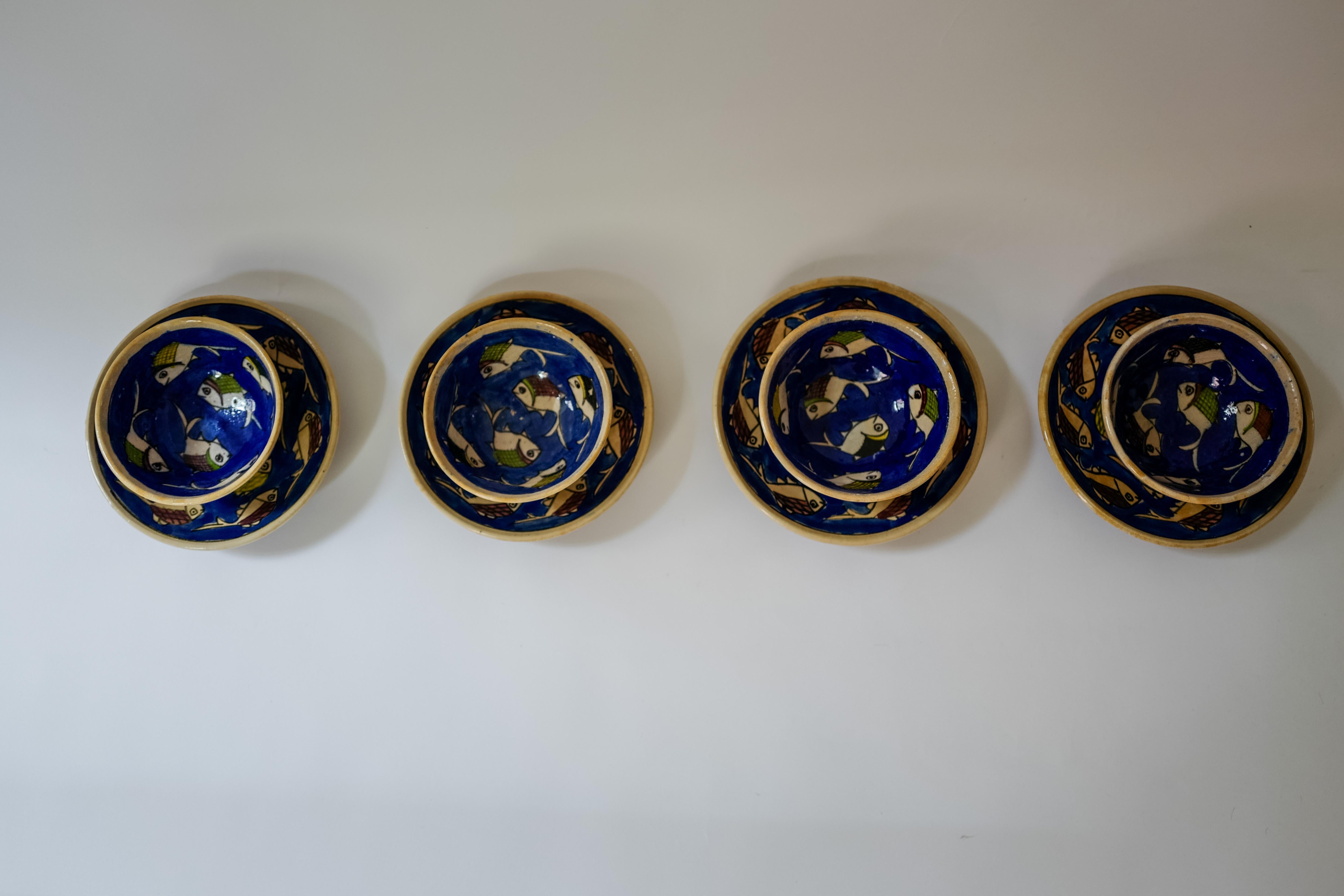 Peint à la main Ensemble de huit assiettes plates et bols à motif de poisson bleu sicilien Vaisselle italienne en vente