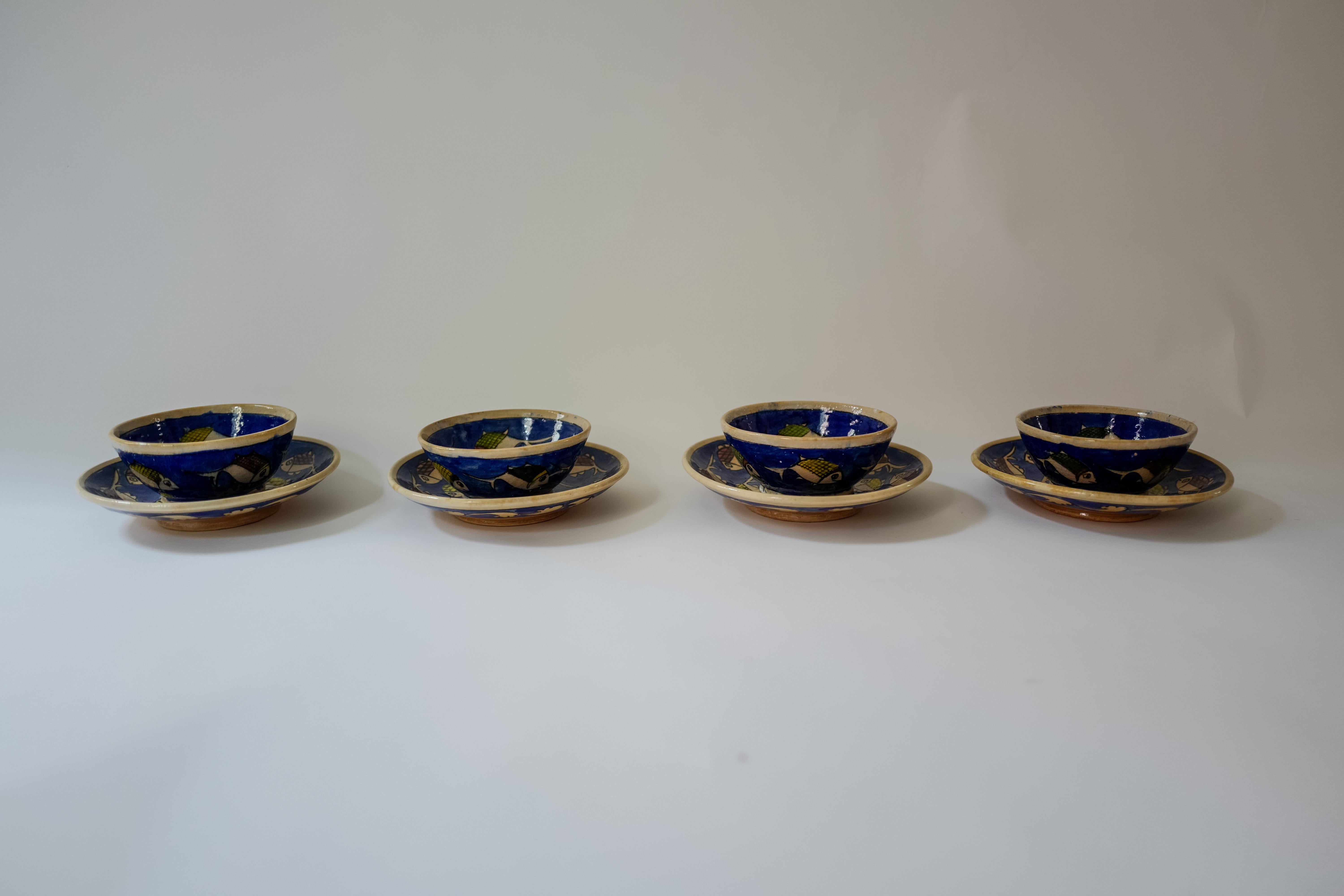Set mit acht sizilianischen Tellern und Schüsseln mit blauem Fisch-Design Italienisches Tafelgeschirr im Zustand „Hervorragend“ im Angebot in Milano, IT