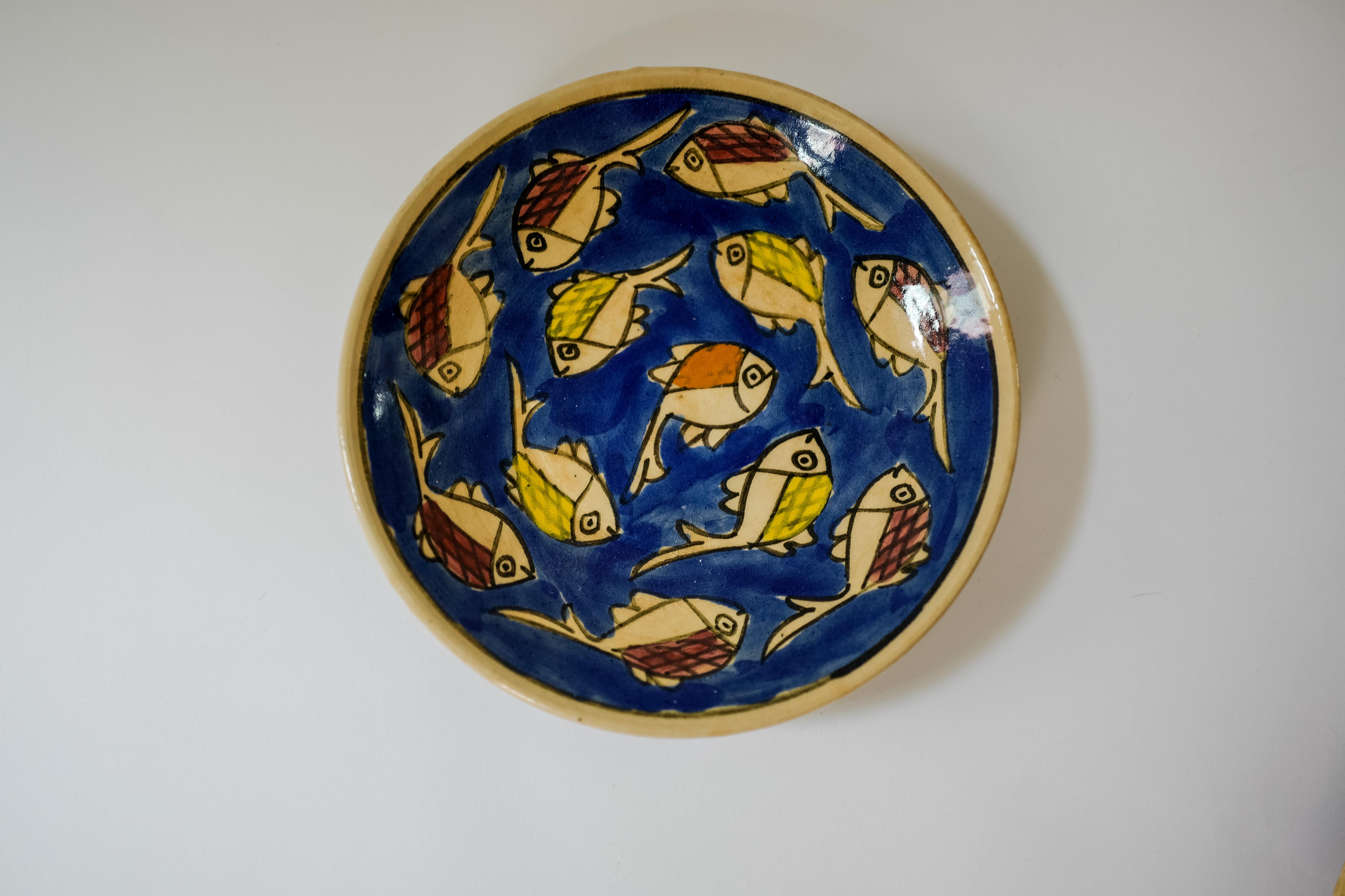 20ième siècle Ensemble de huit assiettes plates et bols à motif de poisson bleu sicilien Vaisselle italienne en vente