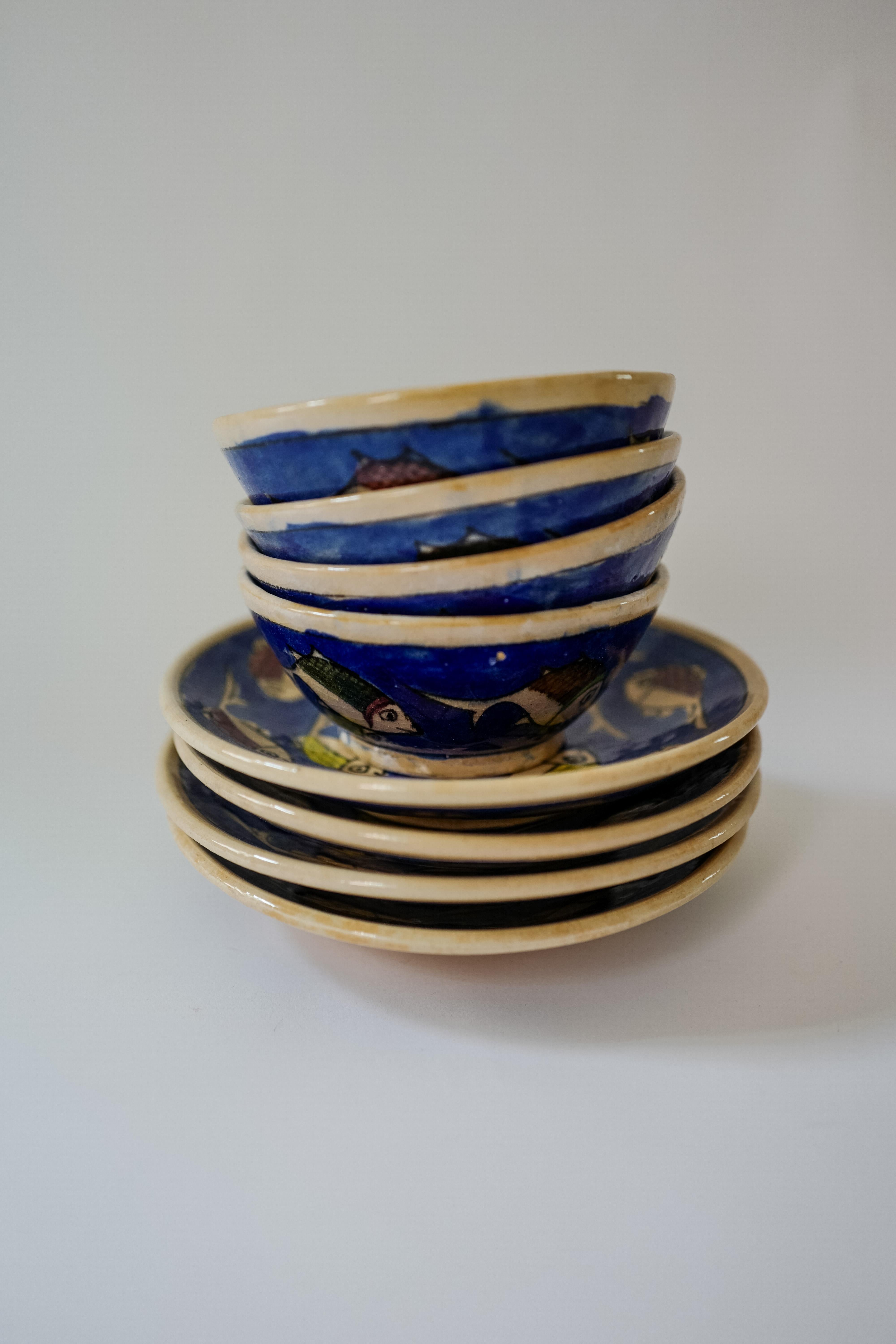 Céramique Ensemble de huit assiettes plates et bols à motif de poisson bleu sicilien Vaisselle italienne en vente