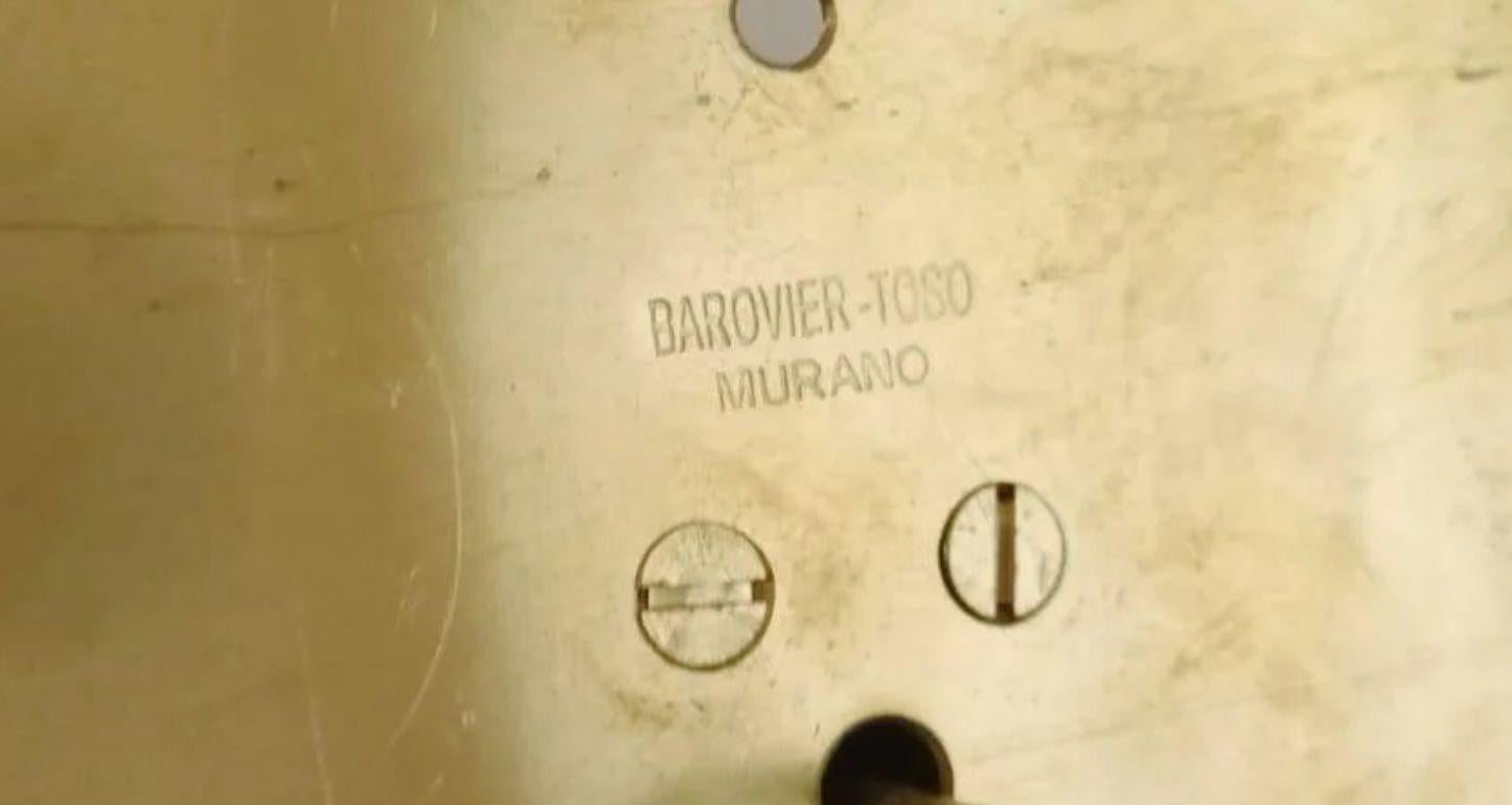 Un raro set di otto applique italiane della metà del secolo scorso di Barovier&Toso, ciascuna dotata di un paralume cilindrico in vetro di Murano fumé con un'elegante superficie strutturata/striata lavorata a mano. I paralumi poggiano su bracci a L