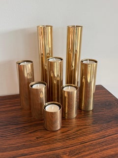 Ensemble de huit pièces en laiton massif  Bougeoirs Produit, Scandinavie 1970