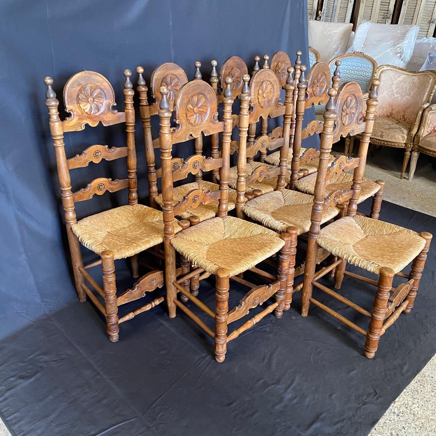 Ensemble de huit chaises de salle à manger espagnoles Belle Époque Folk Art Rush Seat Ladderback en vente 6