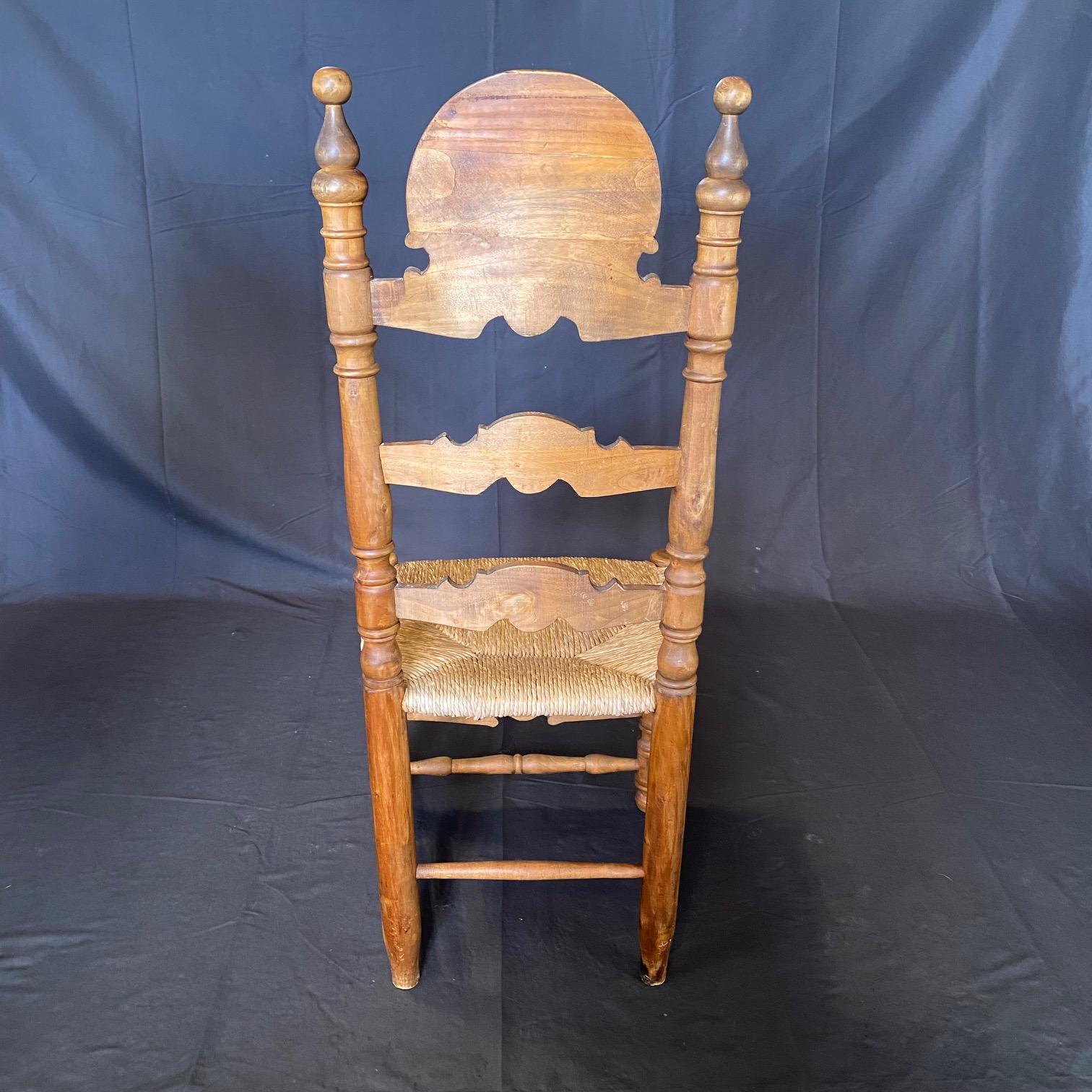 Ensemble de huit chaises de salle à manger espagnoles Belle Époque Folk Art Rush Seat Ladderback en vente 7