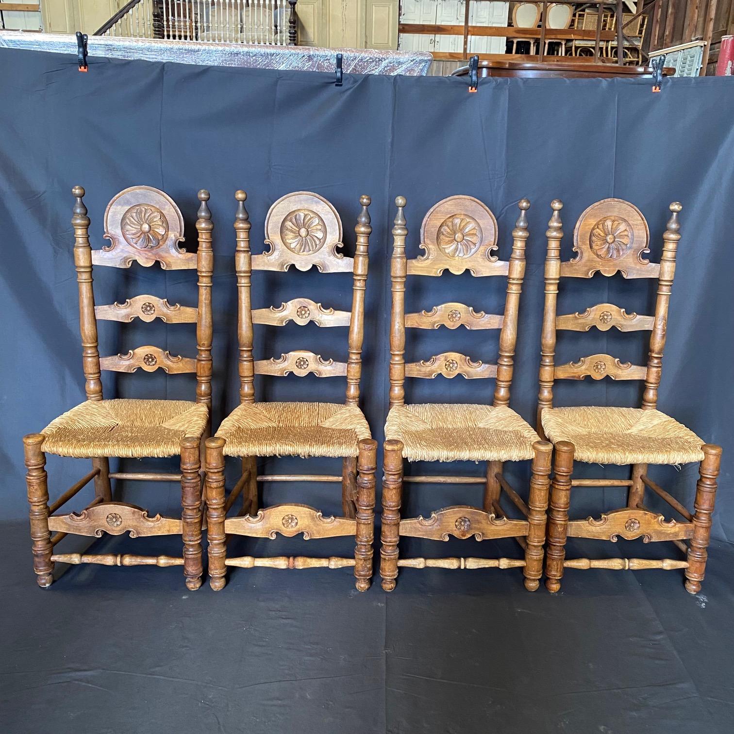 Très belles chaises de salle à manger ou chaises d'appoint espagnoles traditionnelles sculptées et fantaisistes, avec des poteaux tournés et des médaillons floraux sur chacun des supports de dossier avec une belle fleur sculptée sur l'appui-tête