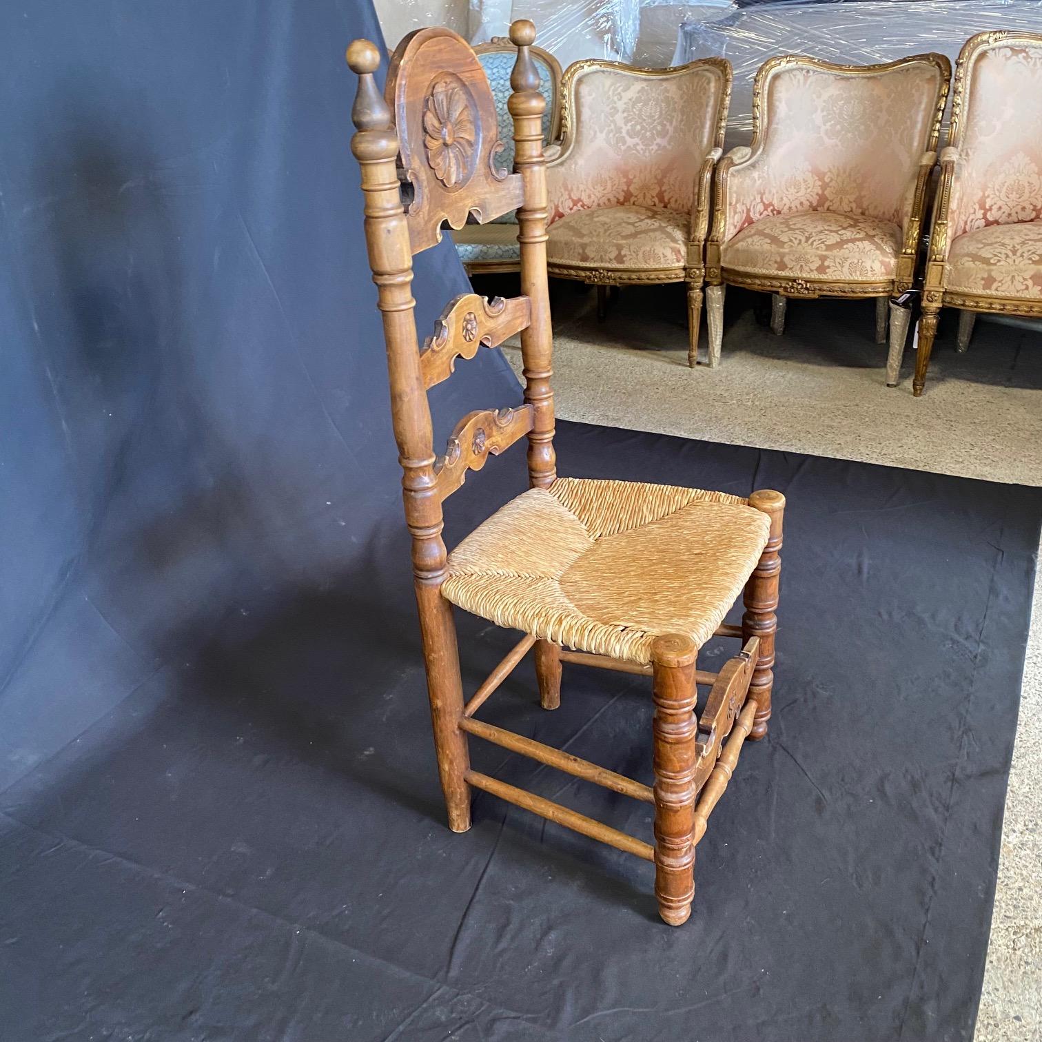 Ensemble de huit chaises de salle à manger espagnoles Belle Époque Folk Art Rush Seat Ladderback en vente 1