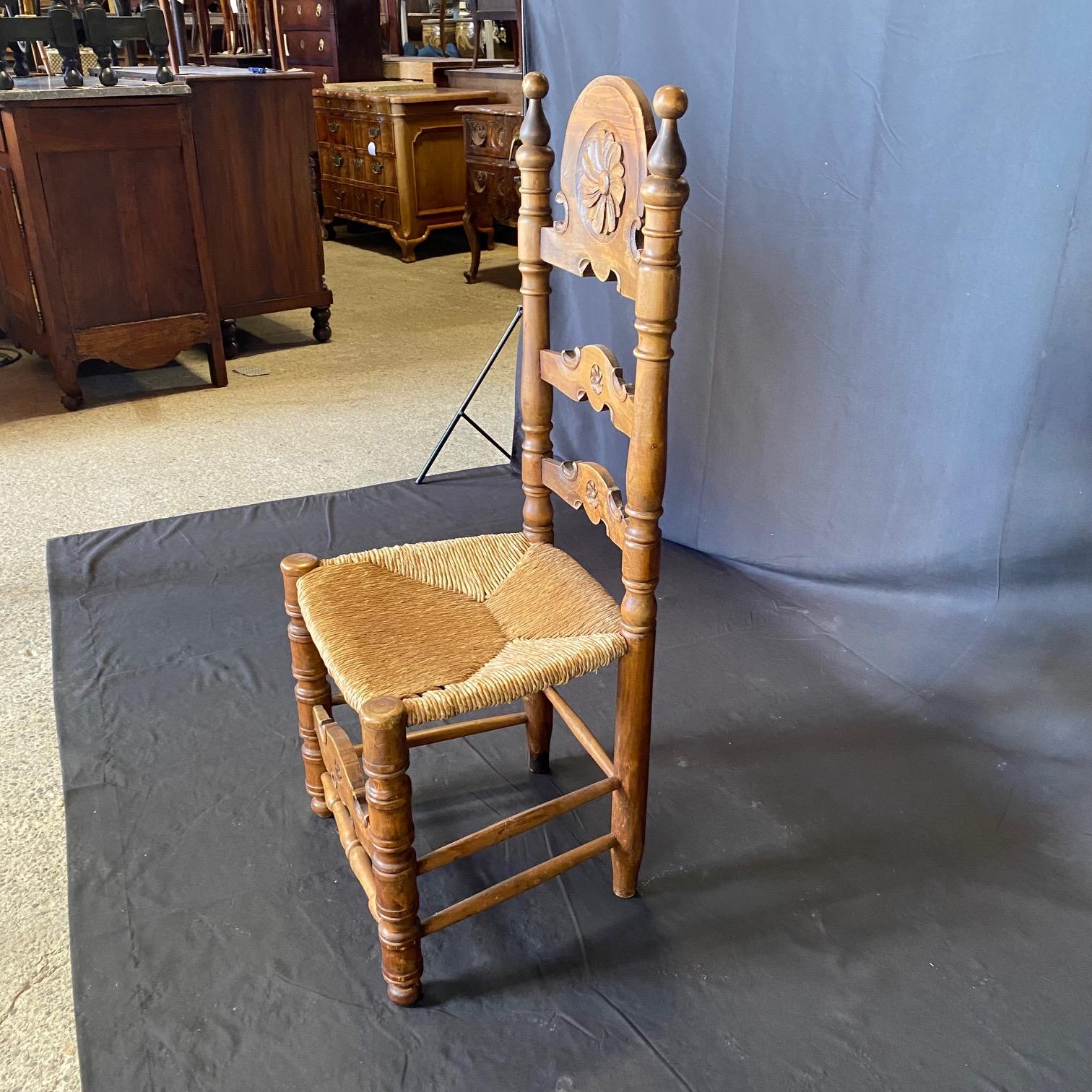 Ensemble de huit chaises de salle à manger espagnoles Belle Époque Folk Art Rush Seat Ladderback en vente 2