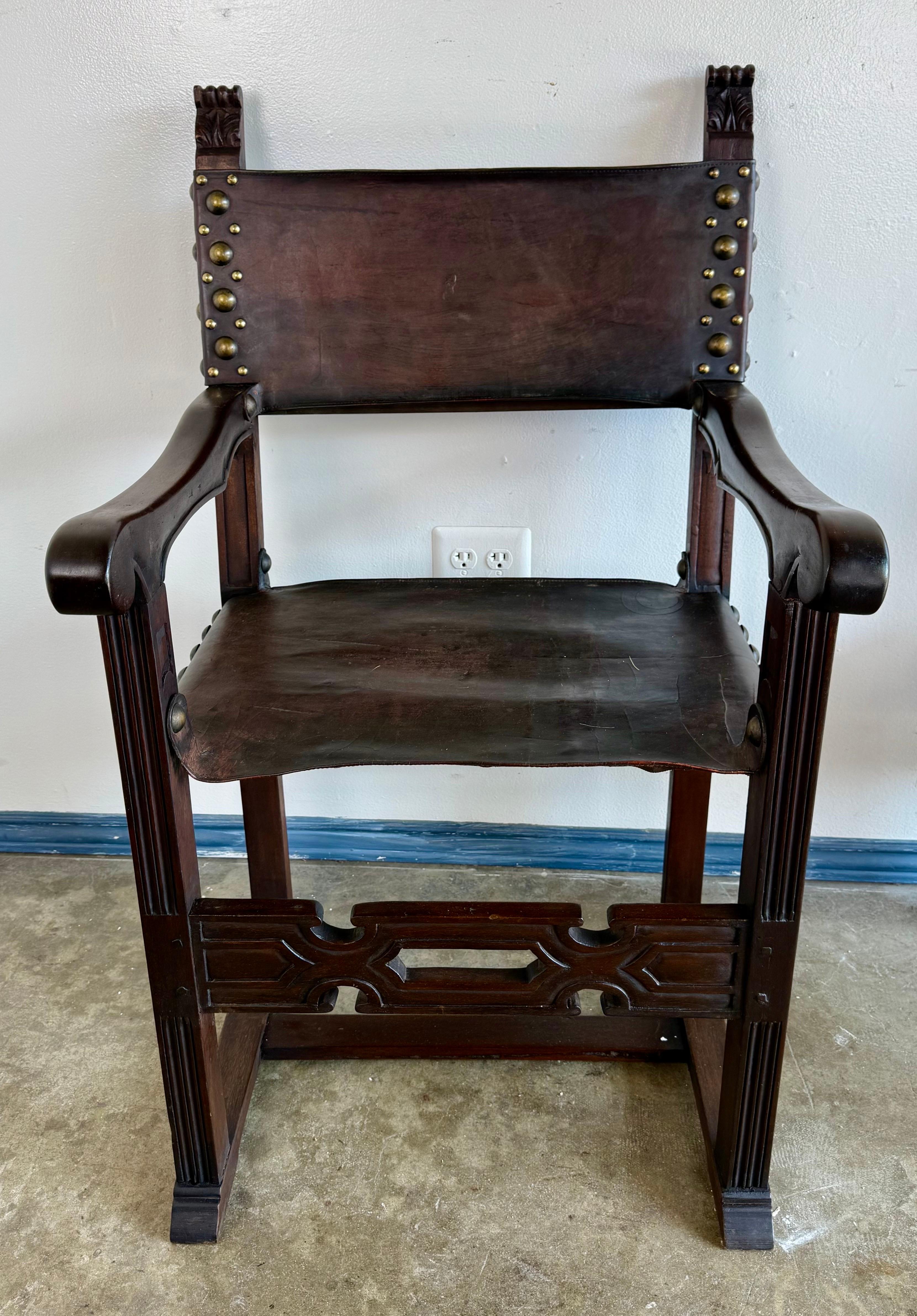 Set di otto sedie da pranzo in pelle in stile revival spagnolo, circa anni '20 in vendita 3