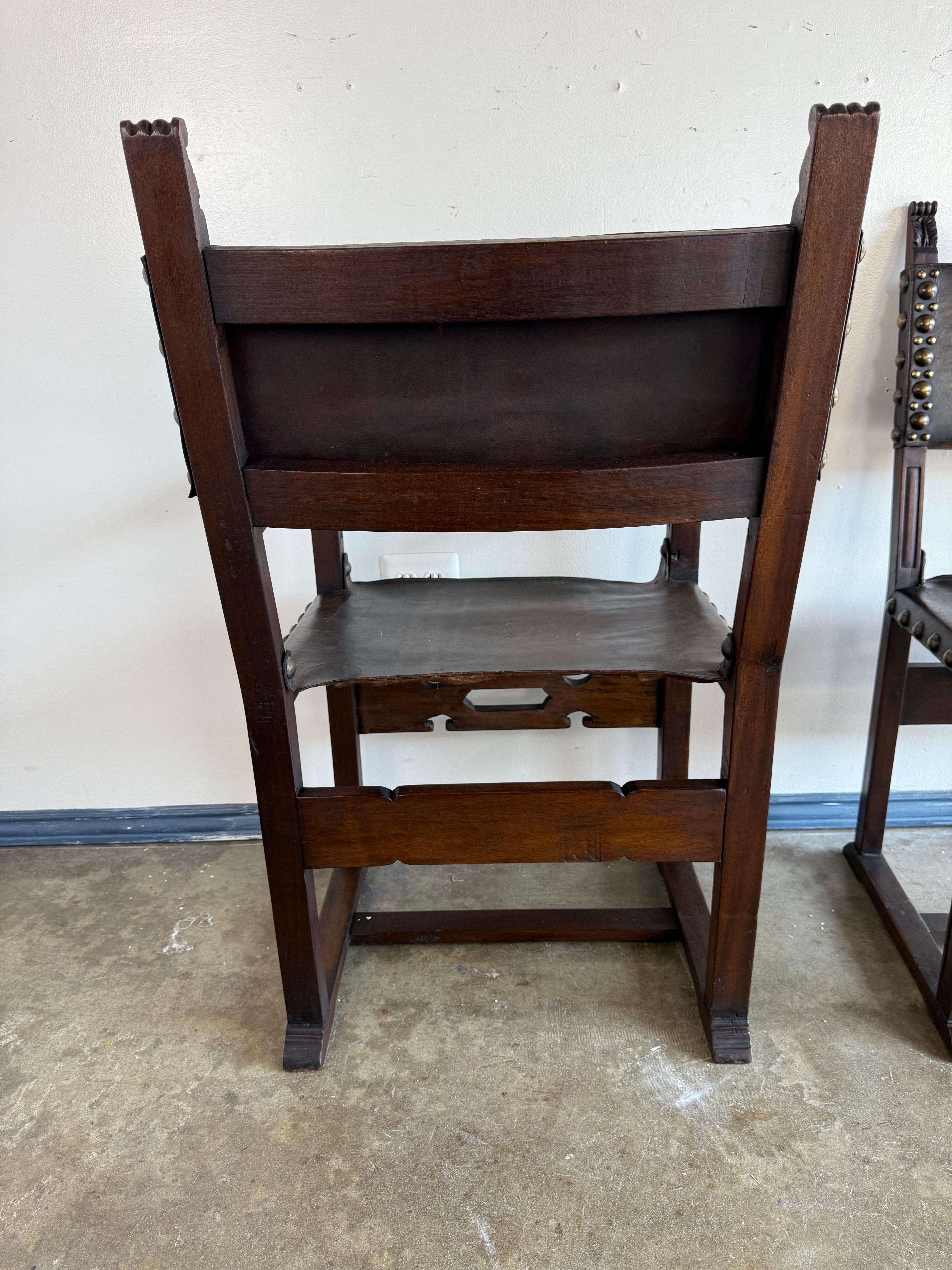 Set di otto sedie da pranzo in pelle in stile revival spagnolo, circa anni '20 in vendita 4