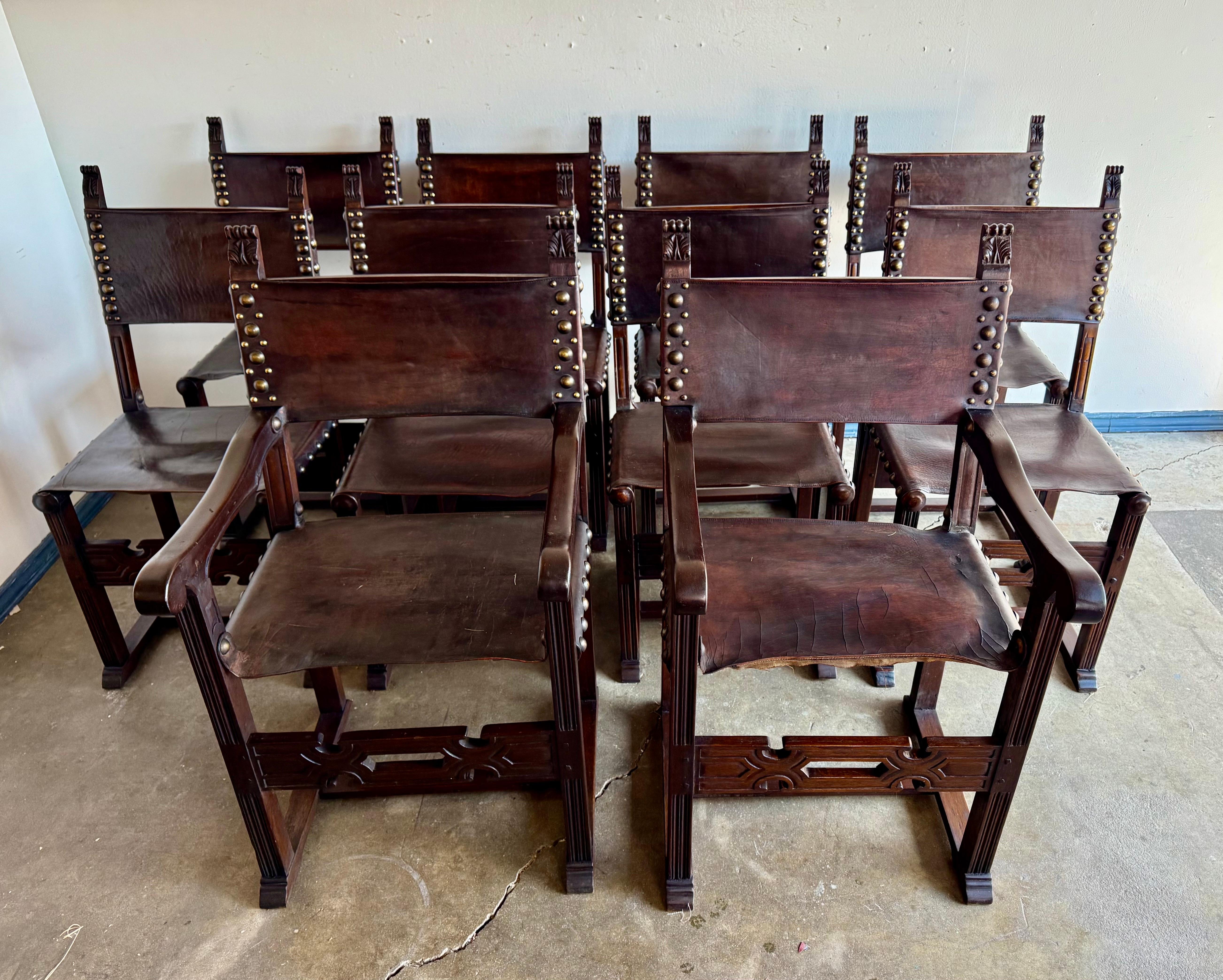 Revival Set di otto sedie da pranzo in pelle in stile revival spagnolo, circa anni '20 in vendita