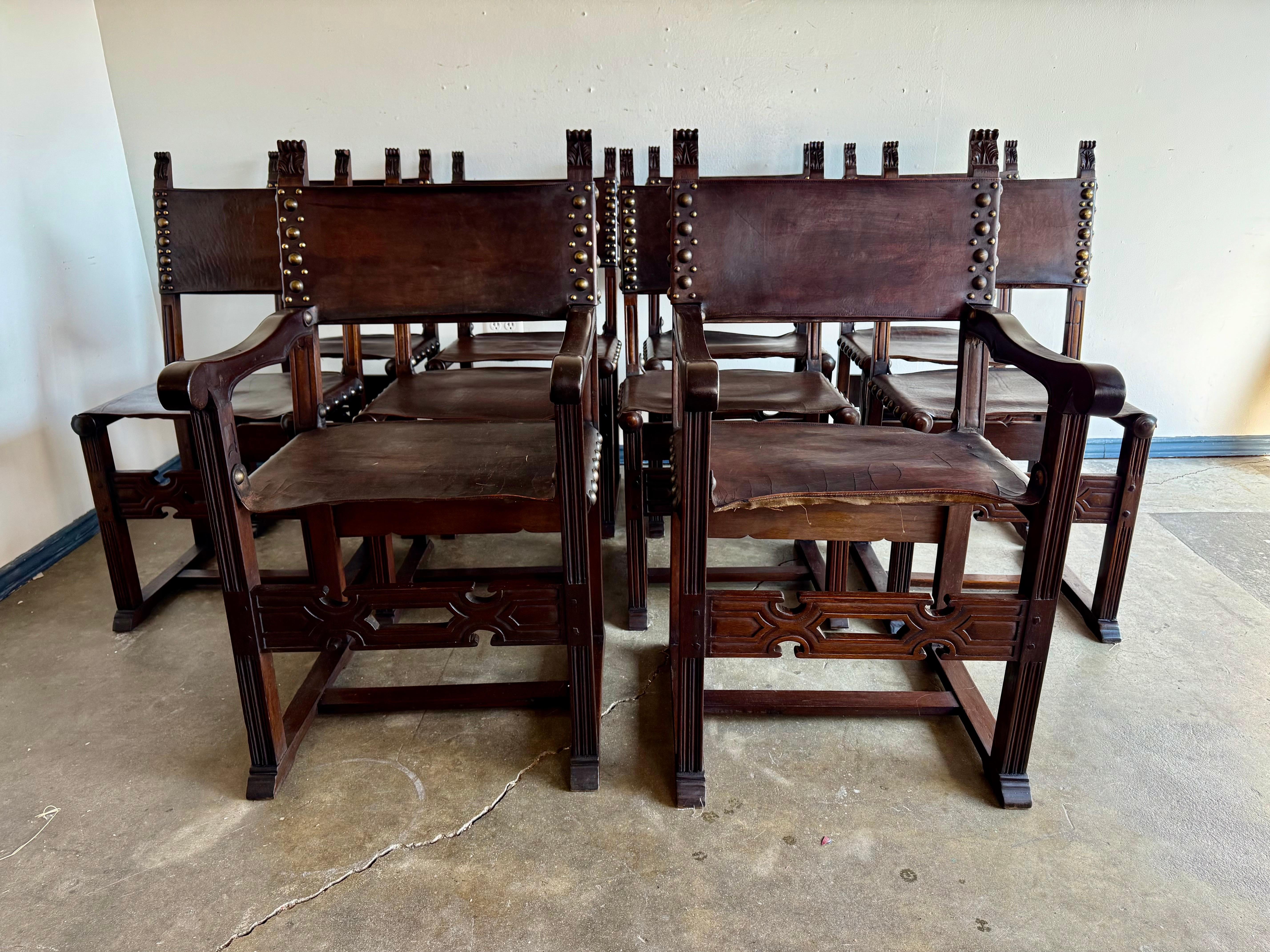 Spagnolo Set di otto sedie da pranzo in pelle in stile revival spagnolo, circa anni '20 in vendita
