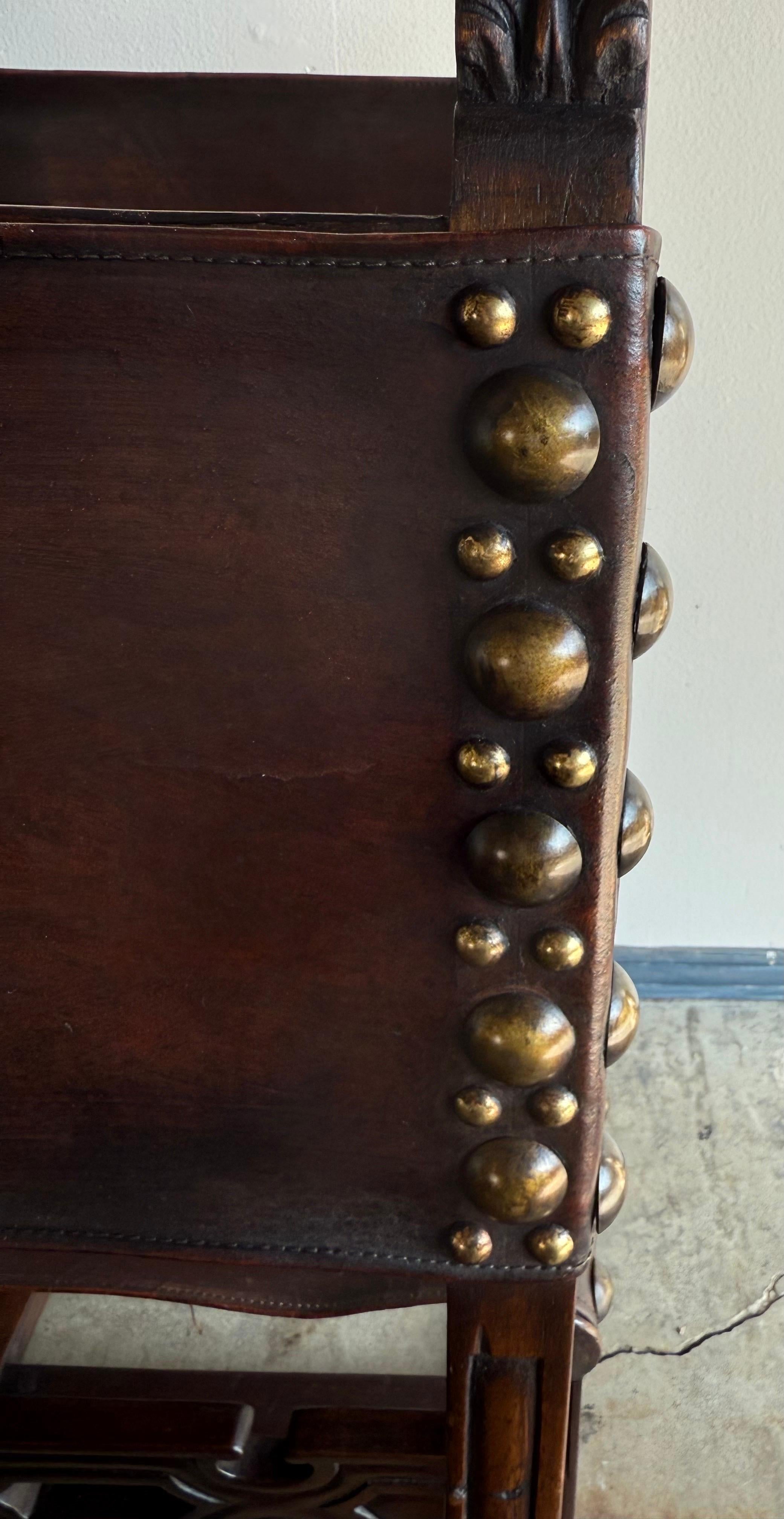 Set di otto sedie da pranzo in pelle in stile revival spagnolo, circa anni '20 In condizioni deteriorate in vendita a Los Angeles, CA