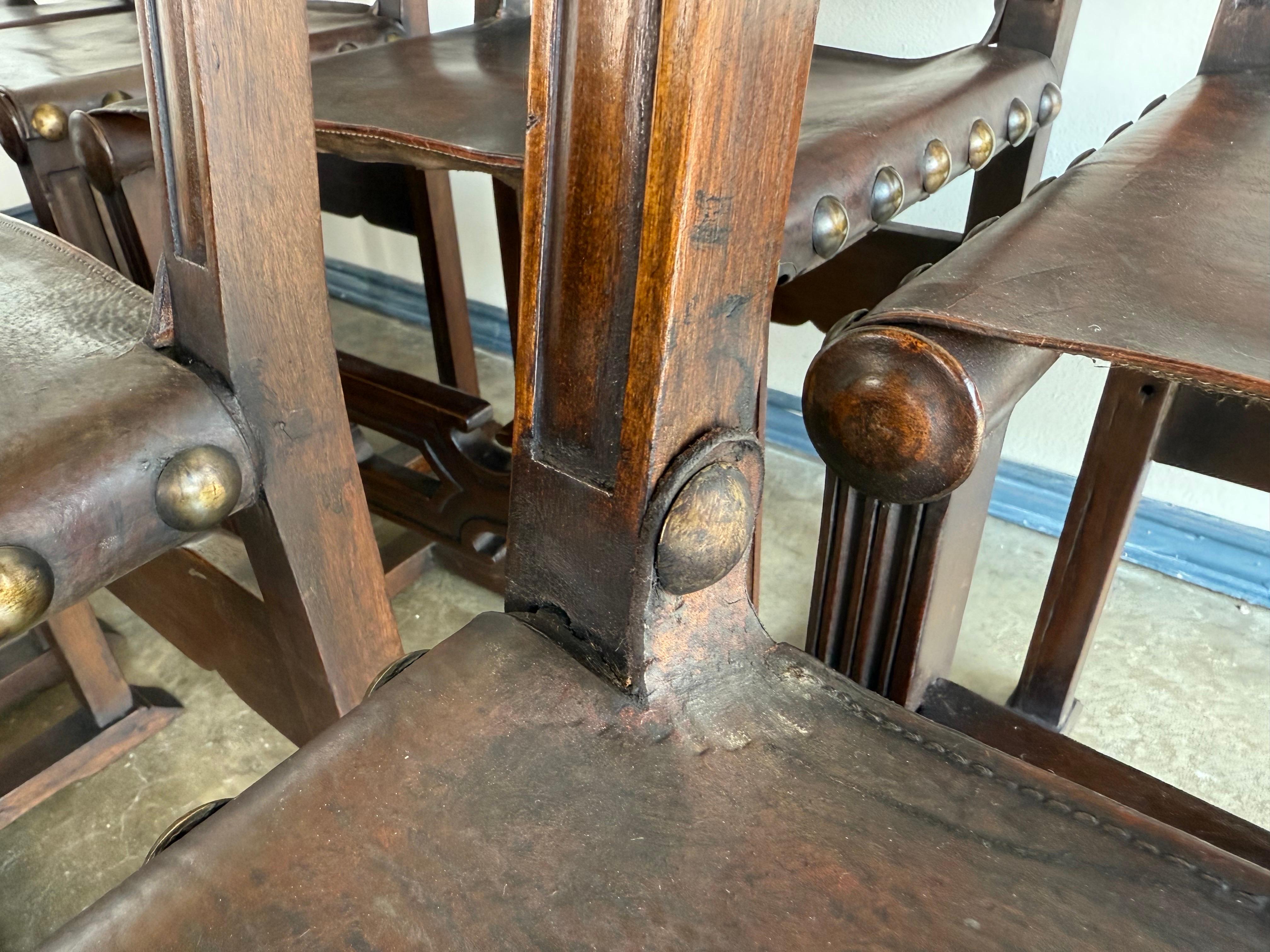 XIX secolo Set di otto sedie da pranzo in pelle in stile revival spagnolo, circa anni '20 in vendita