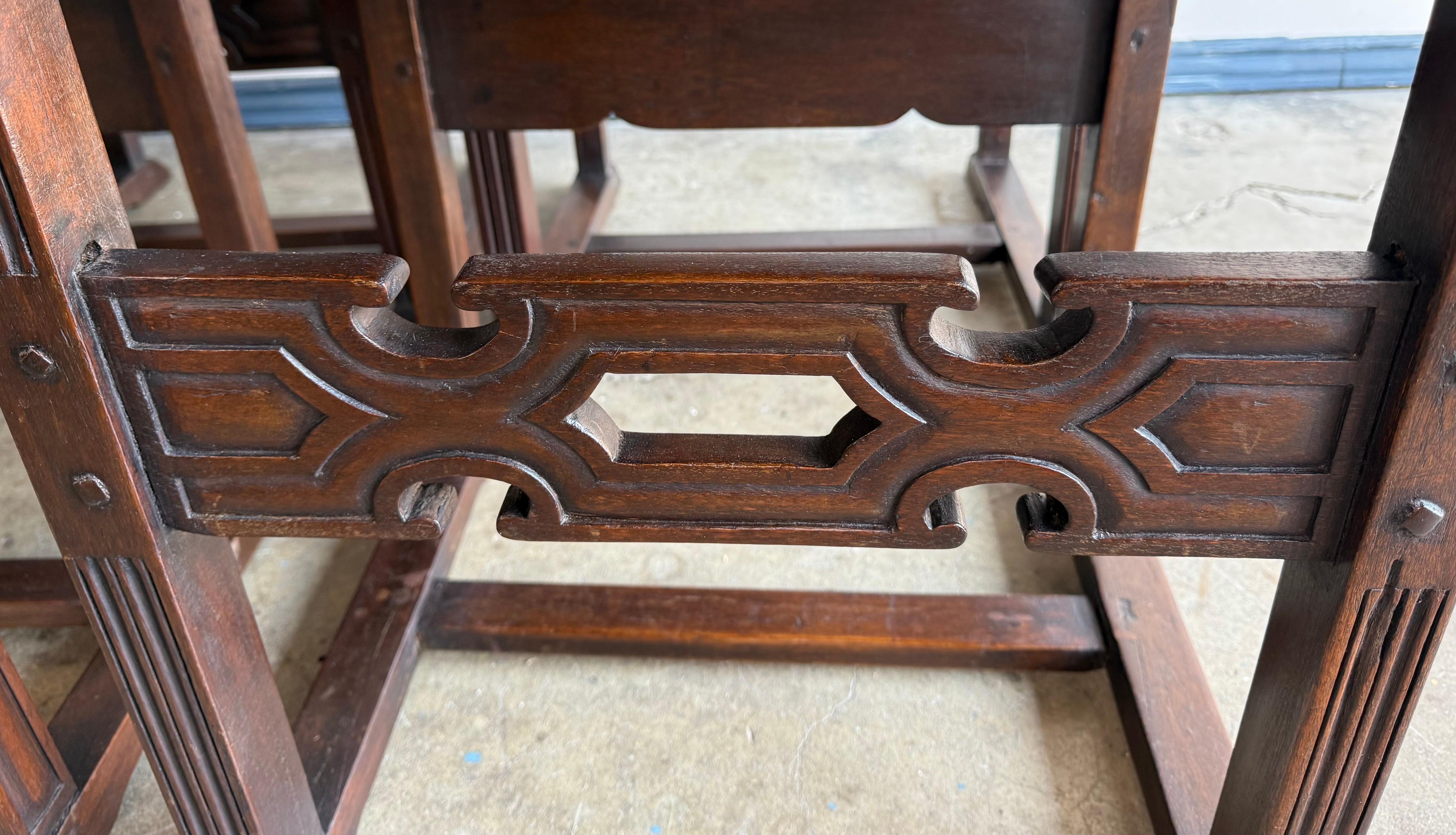 Set di otto sedie da pranzo in pelle in stile revival spagnolo, circa anni '20 in vendita 1