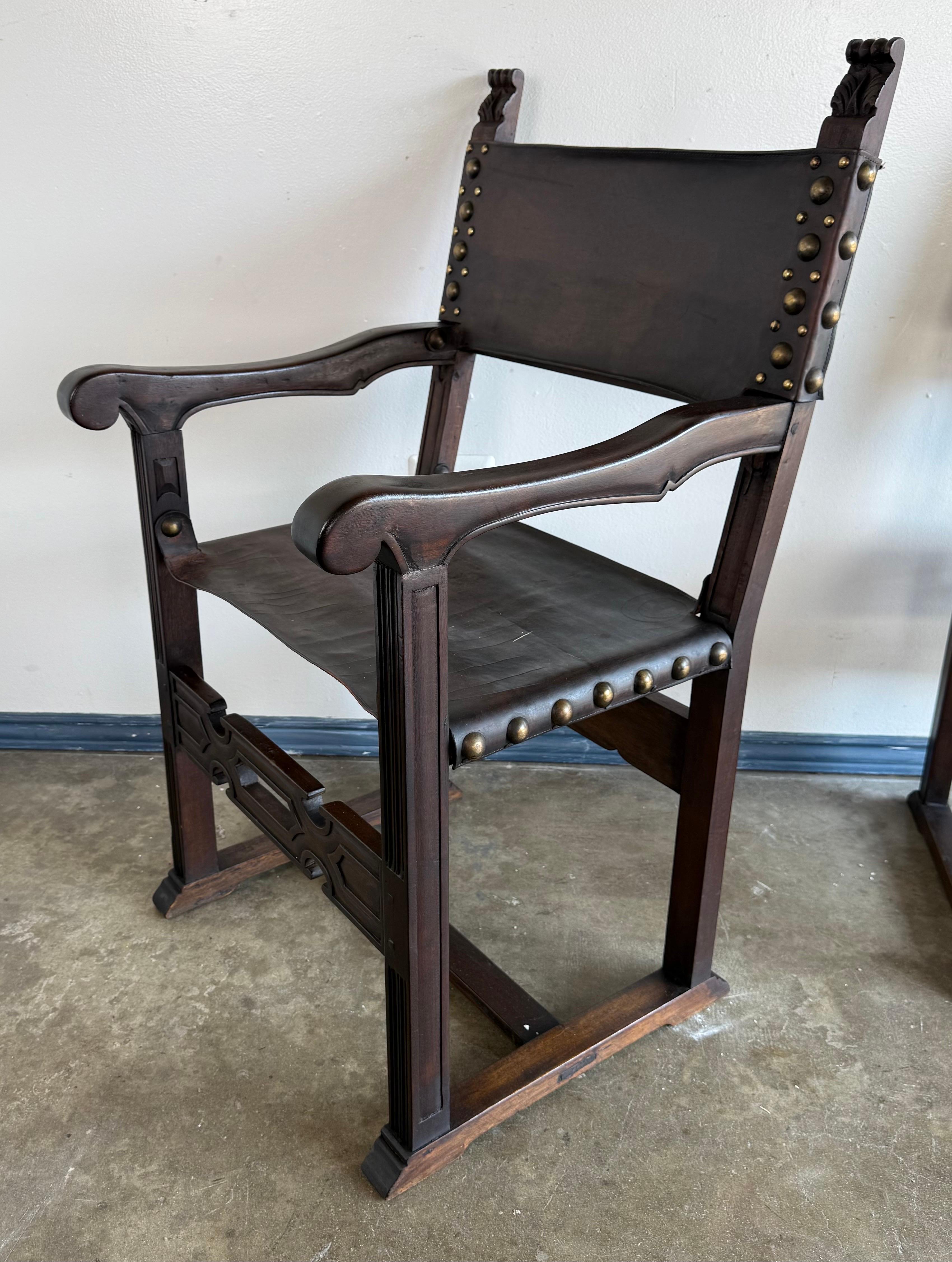 Set di otto sedie da pranzo in pelle in stile revival spagnolo, circa anni '20 in vendita 2