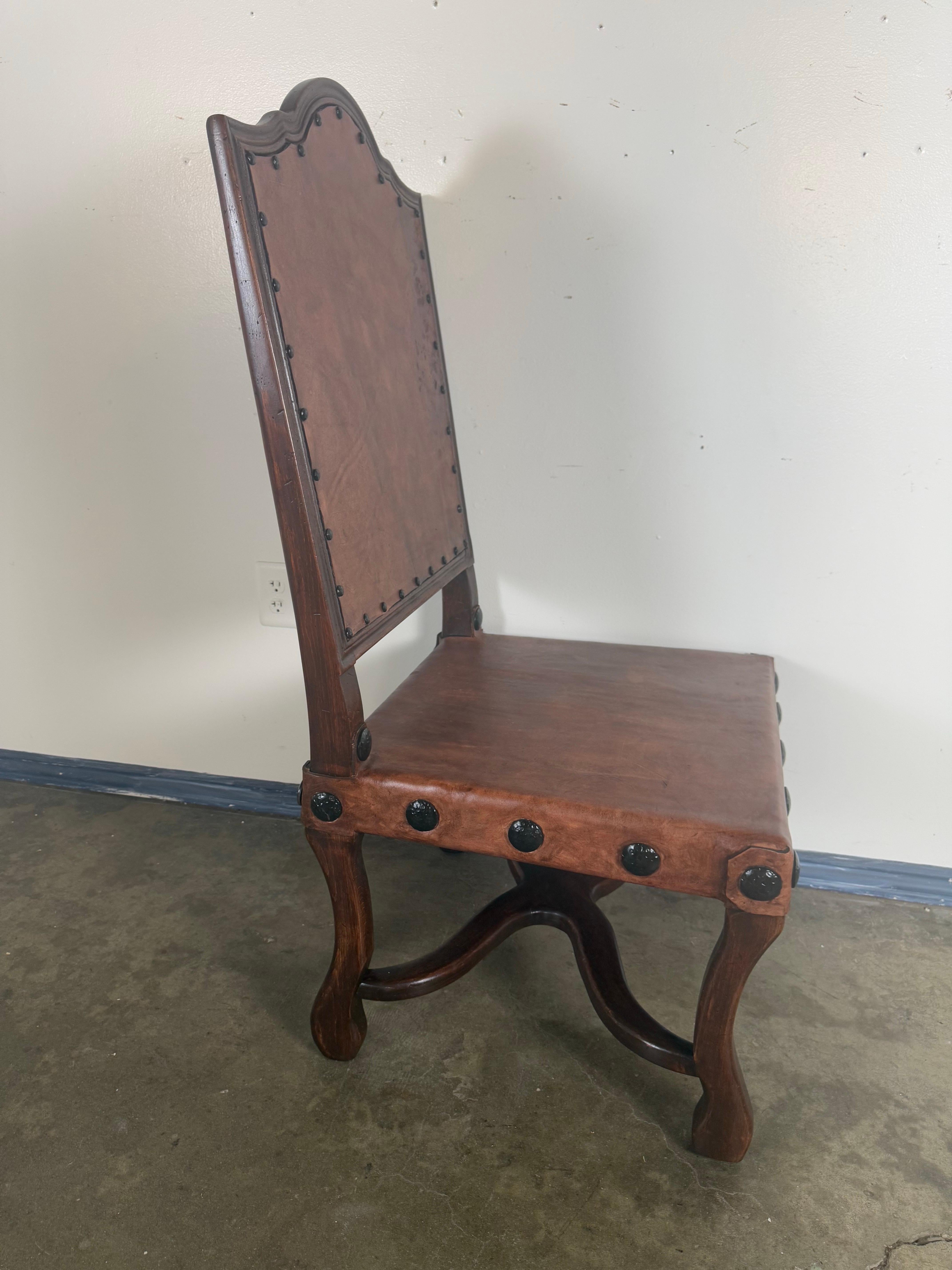 Set di otto sedie da pranzo in pelle e noce spagnolo in vendita 8