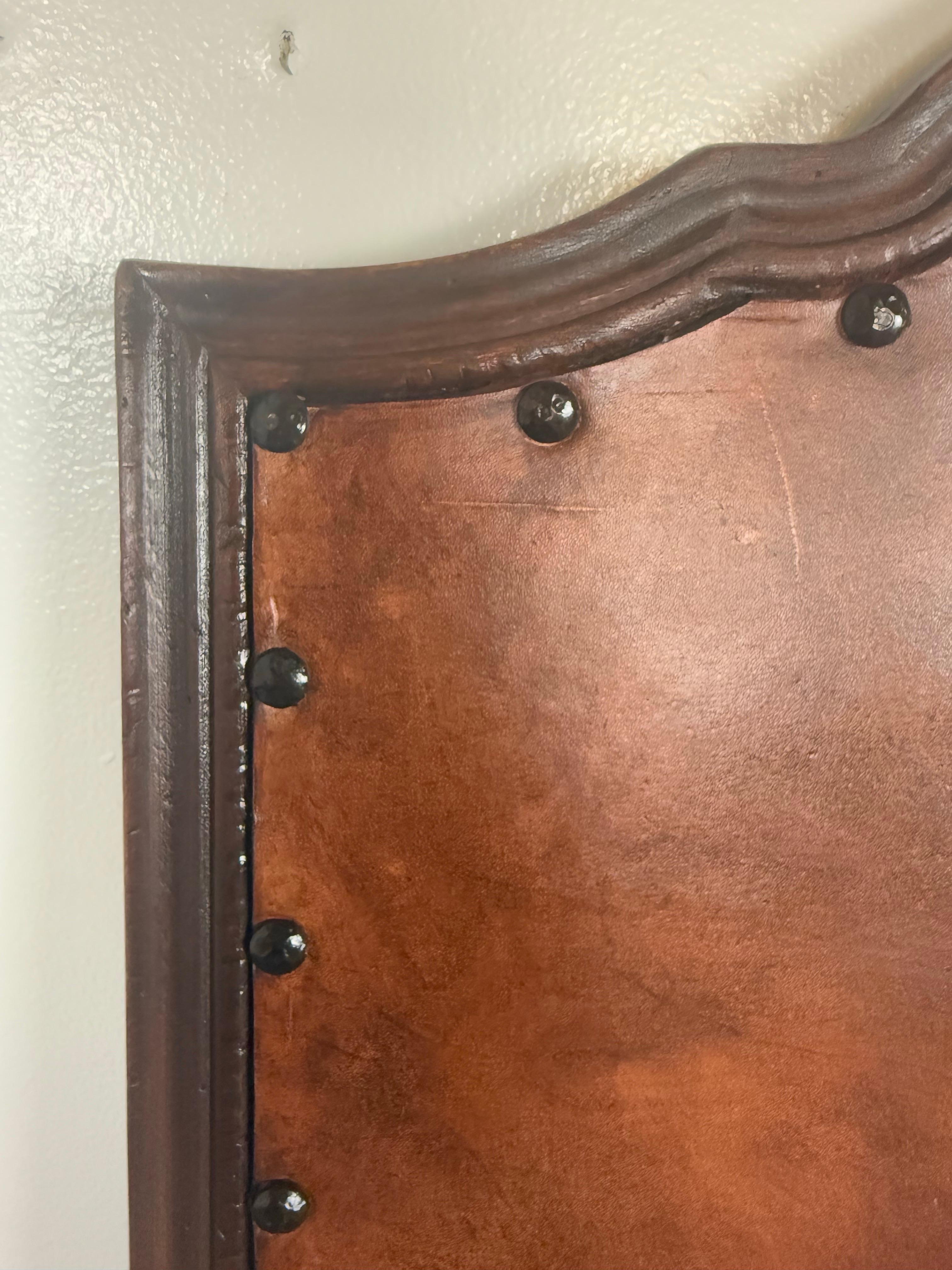 Set di otto sedie da pranzo in pelle e noce spagnolo in vendita 10