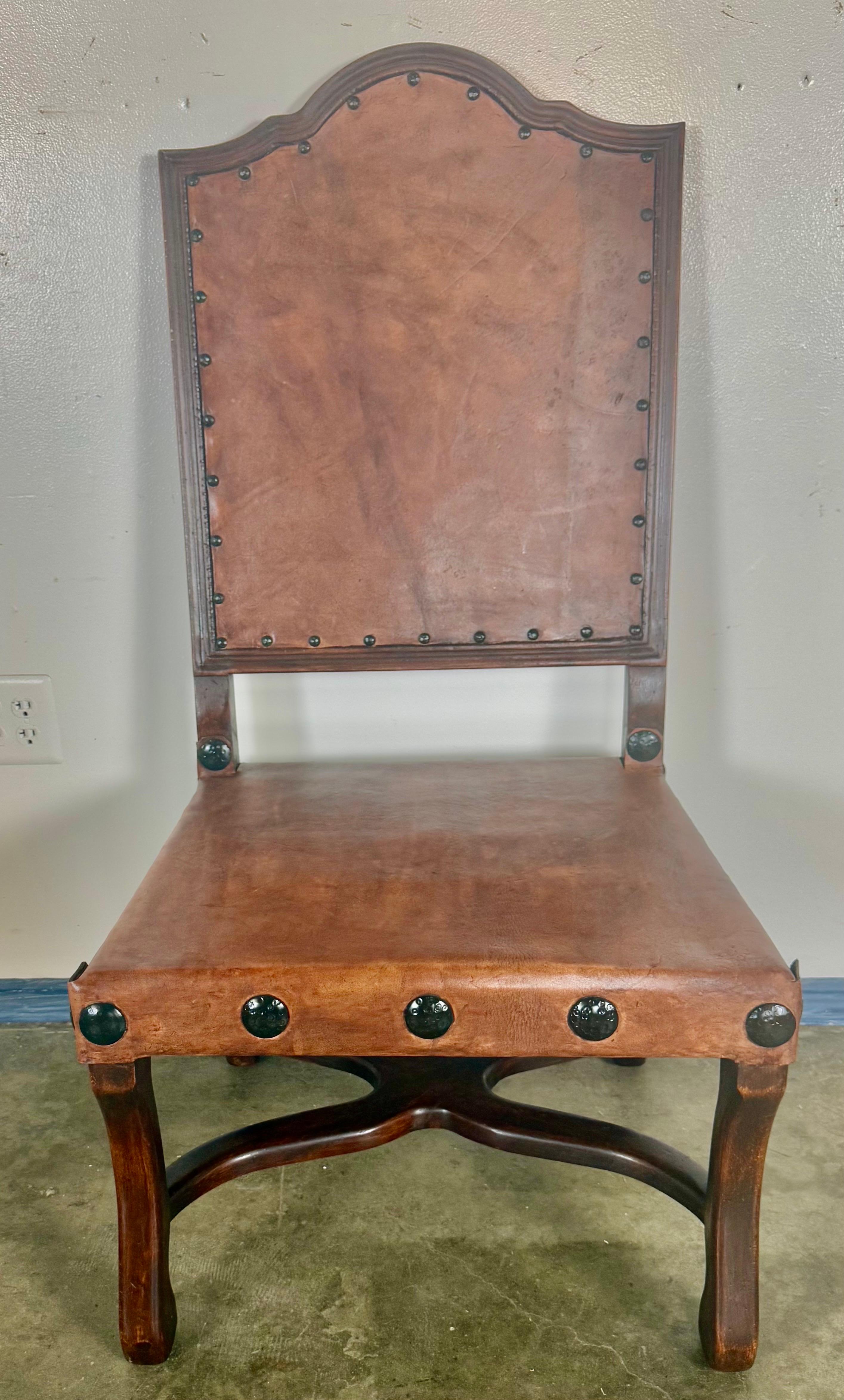 Spagnolo Set di otto sedie da pranzo in pelle e noce spagnolo in vendita